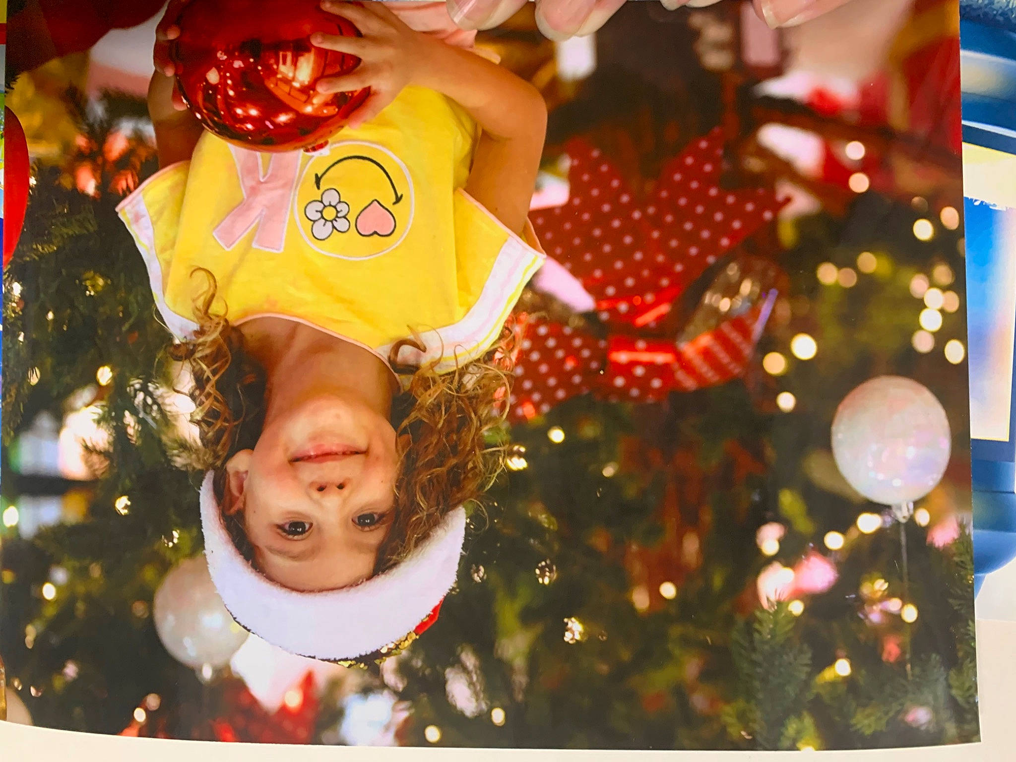 Myla participe au concours pour gagner de l'argent avec cette photo : child, christmas, christmas_decoration, christmas_eve, christmas_ornament, christmas_tree, event, fun, happy, headwear, holiday, human_body, joy, leisure, light, ornament, person, plant, red, toddler