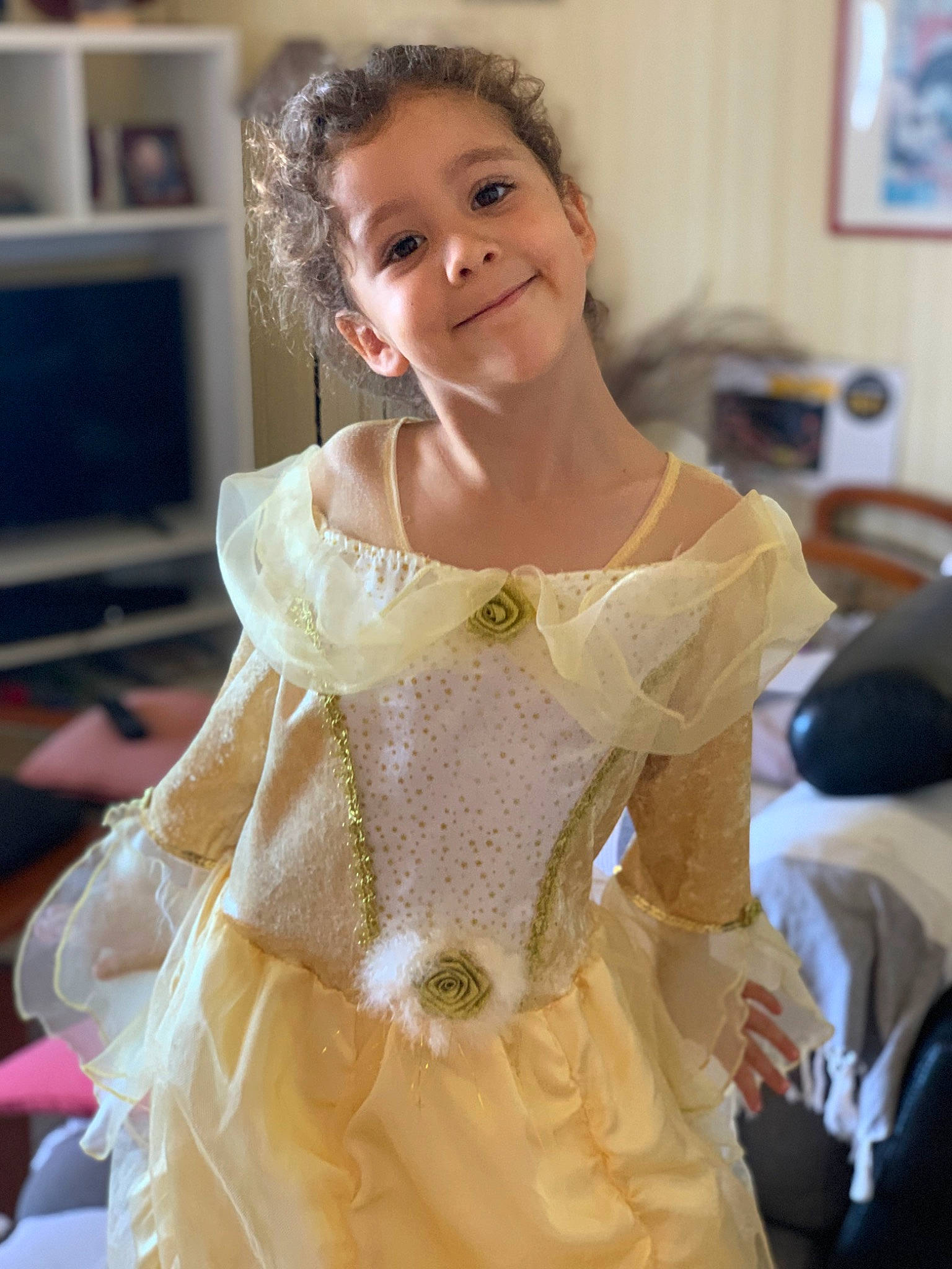 Myla a rejoint le concours — aidez-le/la à gagner de superbes lots ! abdomen, beauty, bridal_accessory, bridal_clothing, bridal_party_dress, day_dress, dress, embellishment, fashion_design, formal_wear, gown, happy, human_body, jewellery, joy, person, picture_frame, ruffle, sleeve, smile