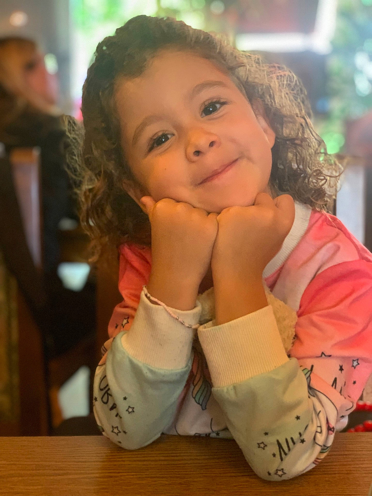 Myla participe au concours pour gagner de l'argent avec cette photo : beauty, child, event, facial_expression, finger, fun, happy, human, human_body, human_leg, joy, leisure, mammal, people, person, skin, smile, sock, thigh, thumb