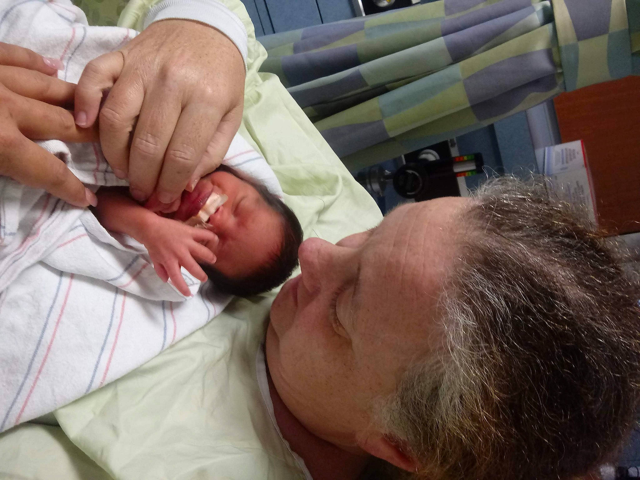 Ch'Ayse is registered to the contest to win money with this photo: baby, birth, child, childbirth, hand, person