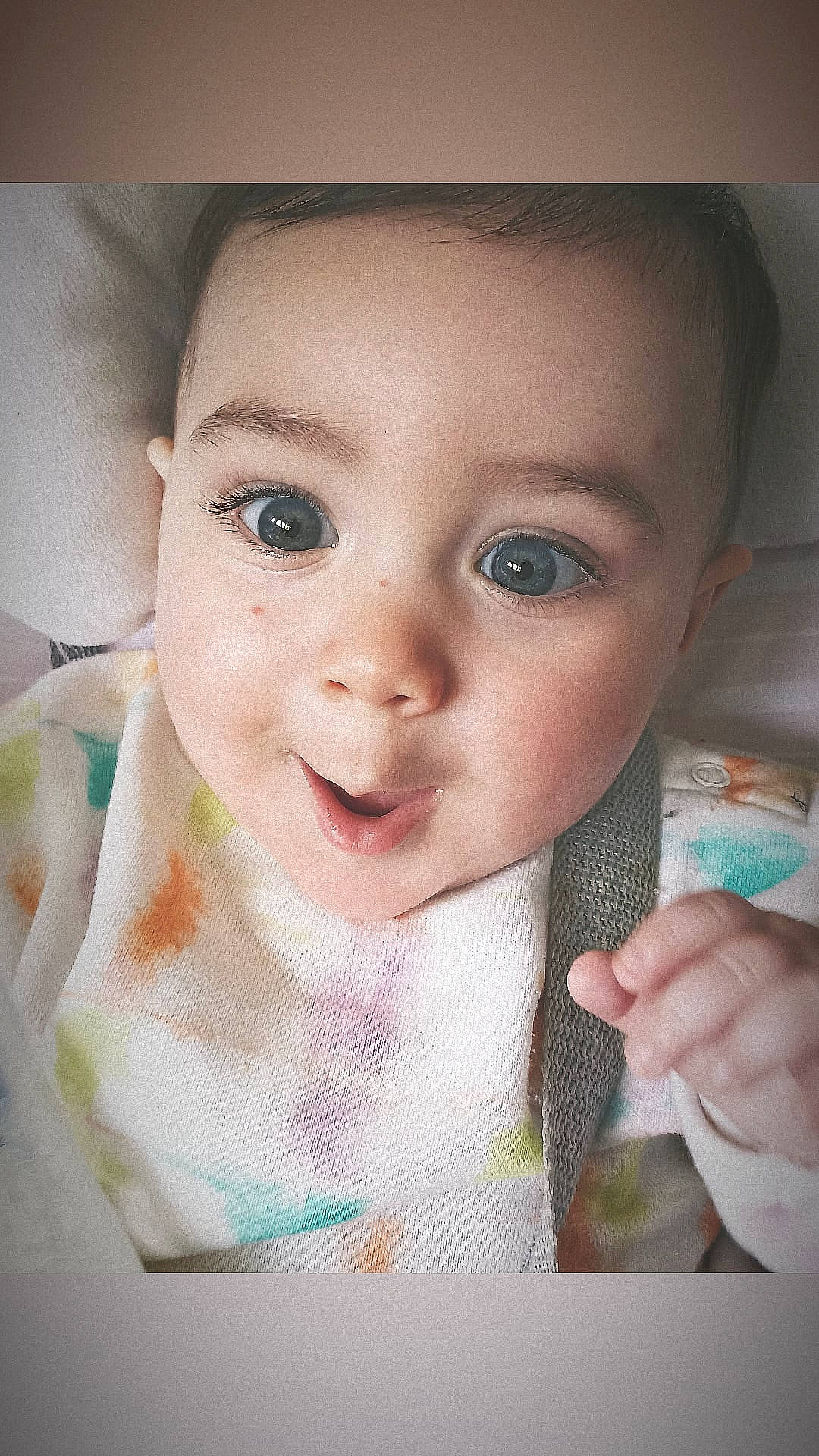 Paco participe au concours pour gagner de l'argent avec cette photo : baby, cheek, eye, eyebrow, eyelash, finger, flash_photography, gesture, hand, happy, head, iris, lip, mouth, nose, person, product, skin, sleeve, smile