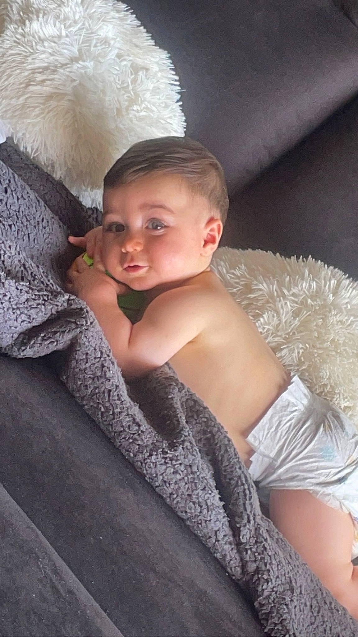 Paco a rejoint le concours — aidez-le/la à gagner de superbes lots ! baby, baby_toddler_clothing, blond, chest, child, comfort, elbow, fashion_design, flash_photography, human_body, human_leg, iris, lip, person, shoulder, skin, standing, thigh, toddler, trunk