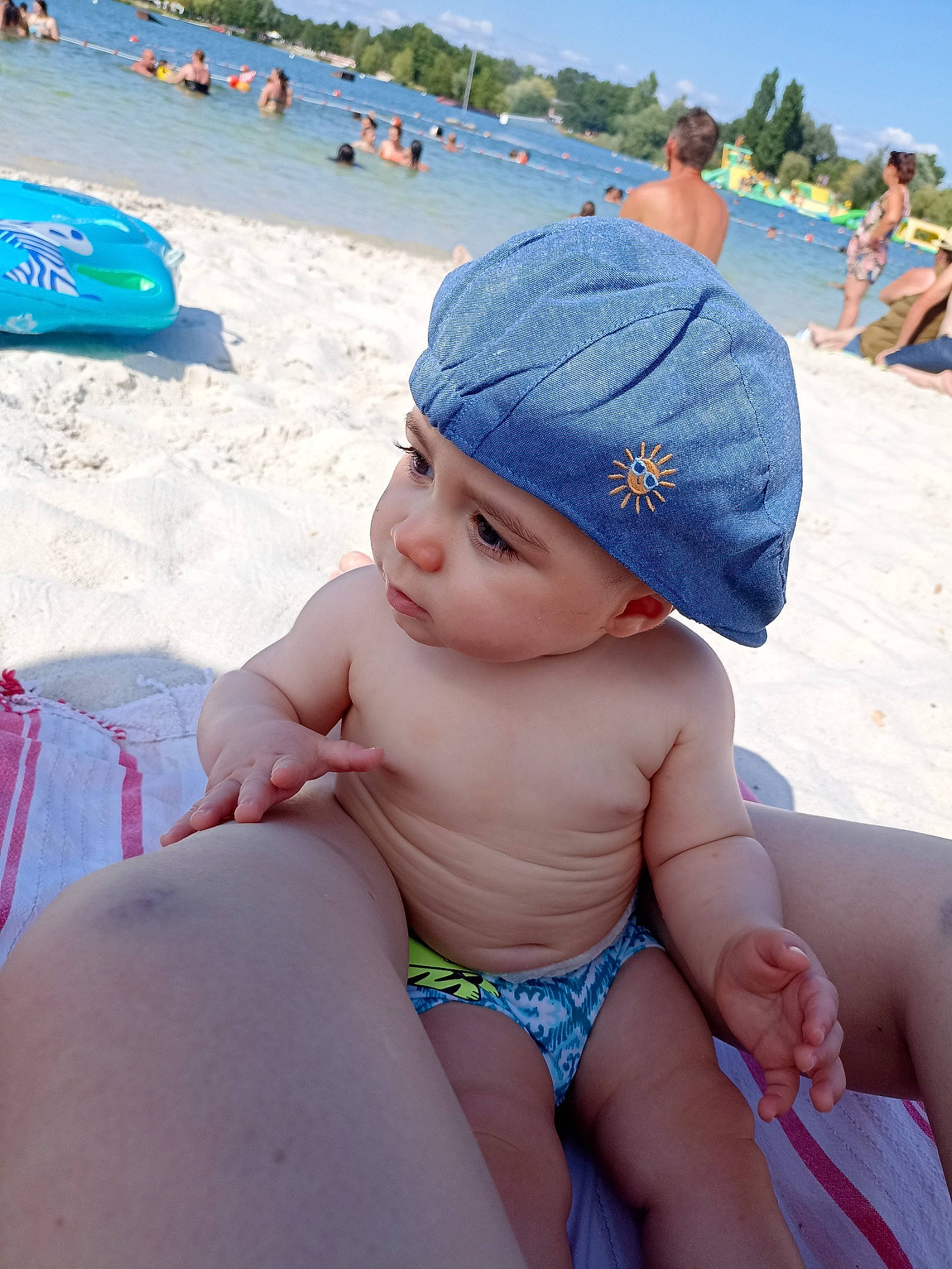 Paco participe au concours pour gagner de l'argent avec cette photo : aqua, azure, baby, beach, beauty, blue, fun, hat, headgear, headwear, leisure, people_on_beach, person, sky, summer, swimwear, thigh, toddler, travel, tree