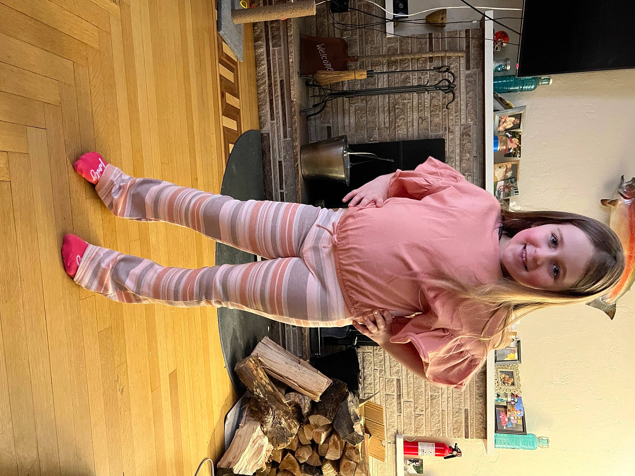 Kinley is registered to the contest to win money with this photo: boot, child, flesh, fun, happy, human_leg, joy, person, smile, t_shirt, thigh, wood