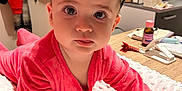 Siana participe au concours pour gagner de l'argent avec cette photo : baby, child, indoor, pink_clothing, crawling, blanket, sunglasses, face, hands, table, bottle, microwave, furniture, curious, young_child, person, portrait, soft_texture, cozy, home