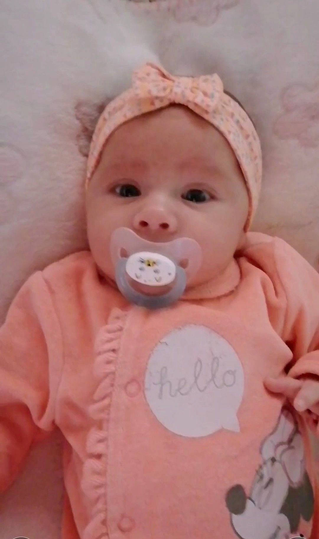 Yanelyse participe au concours pour gagner de l'argent avec cette photo : baby, baby_toddler_clothing, cheek, child, comfort, eyelash, face, gesture, happy, head, headwear, human_body, iris, lip, mouth, nose, person, pink, skin, sleeve