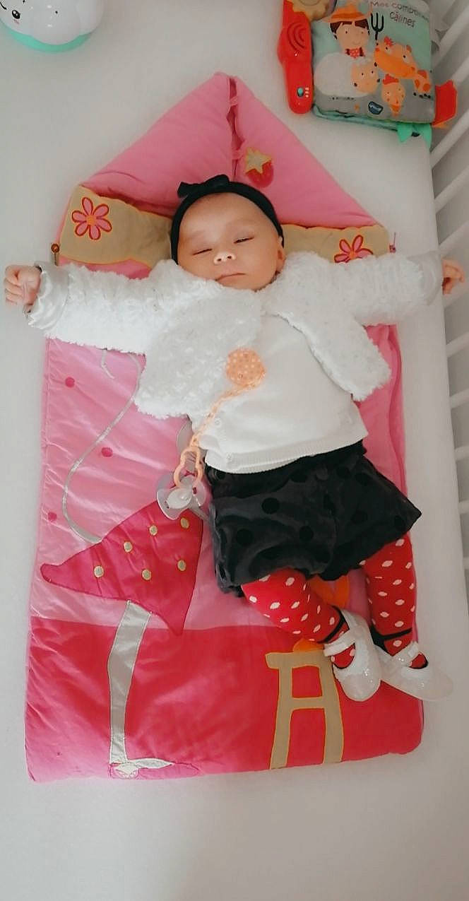 Yanelyse a rejoint le concours — aidez-le/la à gagner de superbes lots ! baby, baby_products, baby_safety, baby_sleeping, baby_toddler_clothing, child, comfort, eye, lap, linens, magenta, pattern, person, pink, red, room, sitting, sleeve, sock, textile