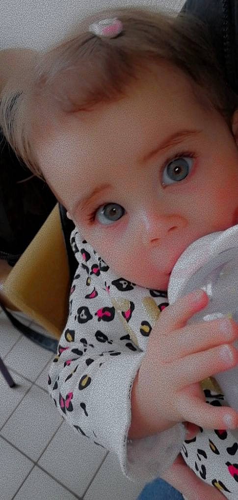 Yanelyse a rejoint le concours — aidez-le/la à gagner de superbes lots ! baby_toddler_clothing, cheek, chin, dress, ear, eye, eyebrow, eyelash, face, finger, gesture, head, human_body, iris, leg, lip, mouth, neck, nose, person