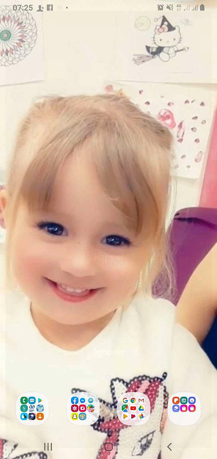 Soukeyna participe au concours pour gagner de l'argent avec cette photo : bangs, cheek, cool, ear, eyebrow, eyelash, forehead, happy, iris, jaw, joy, lip, mouth, neck, nose, person, pink, skin, sleeve, smile