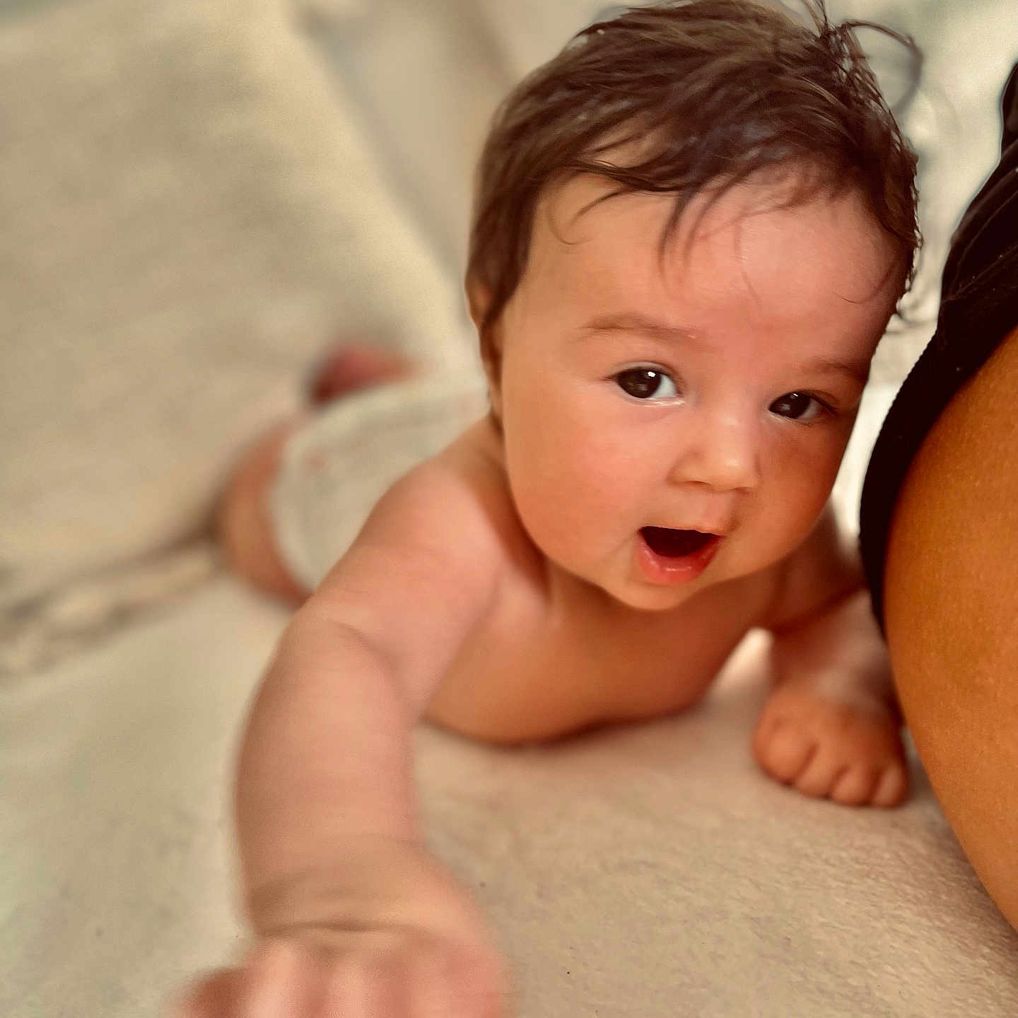 Anton participe au concours pour gagner de l'argent avec cette photo : baby, blanket, child, closeup, curious, cute, expression, face, hair, hand, indoors, infant, lying_down, playful, portrait, reaching, skin, soft, texture, toddler
