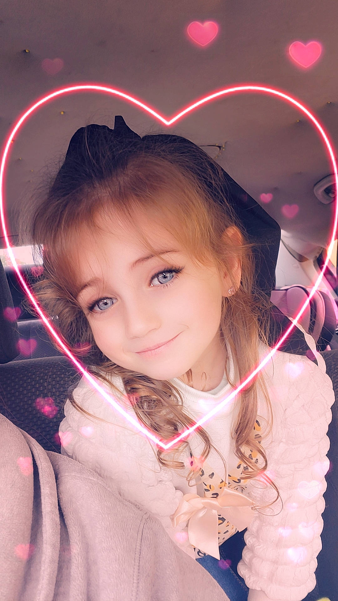 Jessica participe au concours pour gagner de l'argent avec cette photo : black_hair, cheek, chin, cool, ear, eyebrow, eyelash, facial_expression, flash_photography, gesture, hair, hairstyle, happy, iris, joy, lip, organ, person, pink, purple