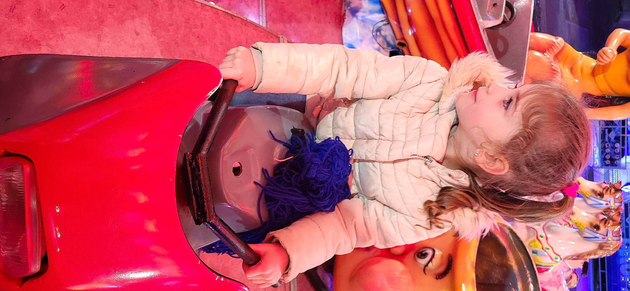 Jessica a rejoint le concours — aidez-le/la à gagner de superbes lots ! automotive_design, automotive_exterior, automotive_lighting, baby, baby_products, bumper, child, electric_blue, event, fun, hand, hood, magenta, motor_vehicle, mouth, orange, person, pink, service, toddler