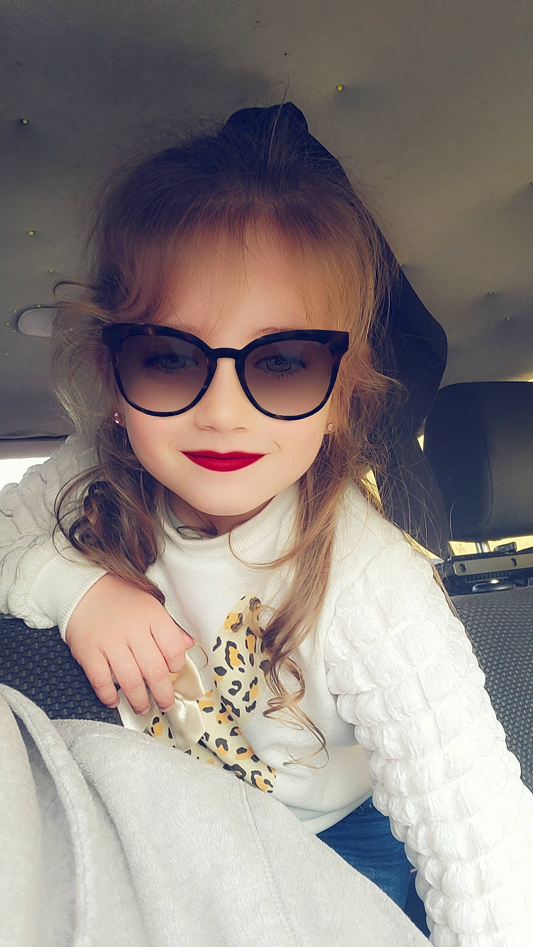 Jessica participe au concours pour gagner de l'argent avec cette photo : bangs, black_hair, cool, eyebrow, eyelash, eyewear, fashion_design, flash_photography, glasses, goggles, happy, head, joy, layered_hair, lip, long_hair, person, selfie, sleeve, sunglasses