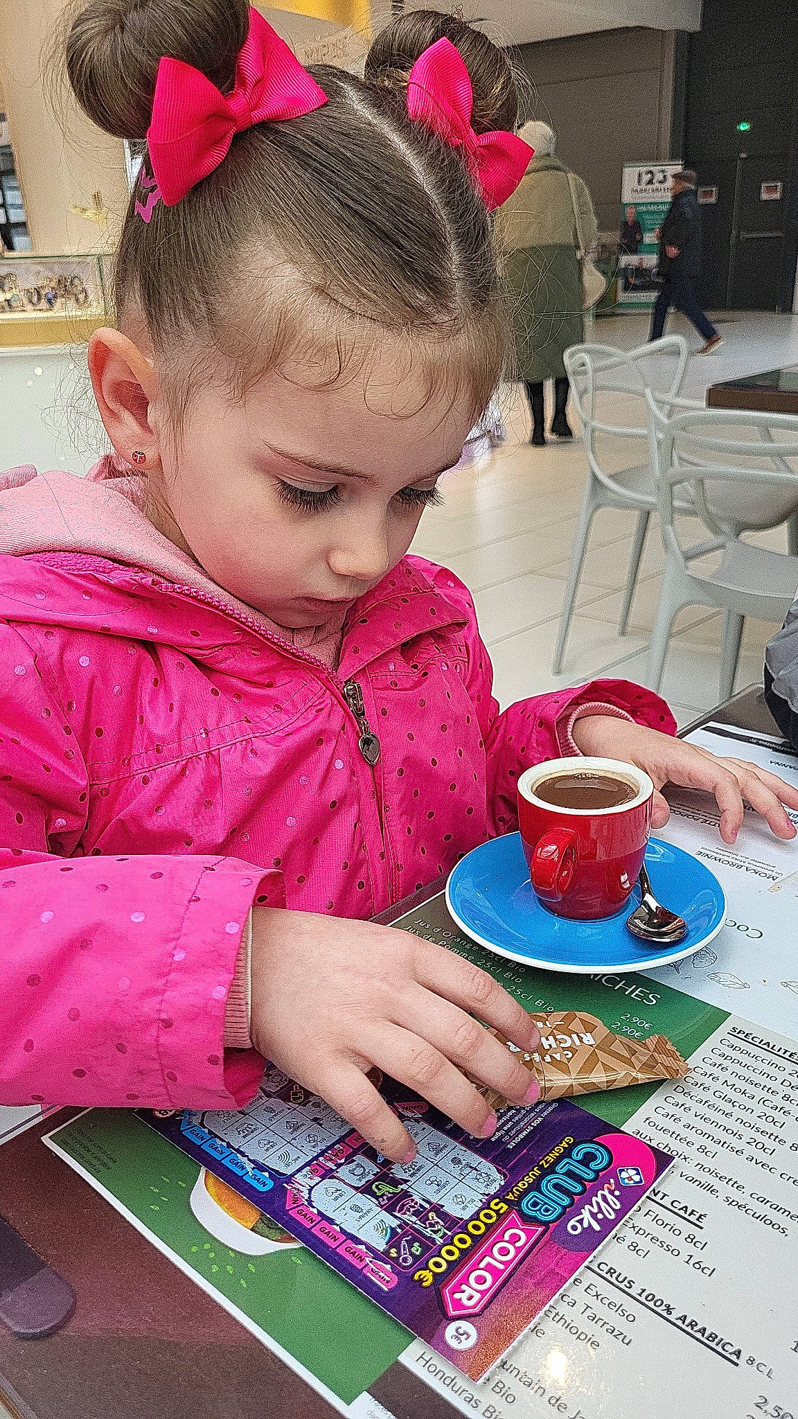 Jessica a rejoint le concours — aidez-le/la à gagner de superbes lots ! baby, baby_toddler_clothing, chair, child, coffee_cup, cup, drinkware, event, fun, headpiece, magenta, pattern, person, pink, purple, recreation, red, serveware, tableware, teacup