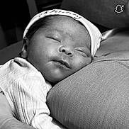 Maddy participe au concours pour gagner de l'argent avec cette photo : newborn, baby, sleeping, infant, black_and_white, closeup, face, hat, person, arm, skin, texture, rest, comfort, quiet, peaceful, holding, soft, cuddle, portrait