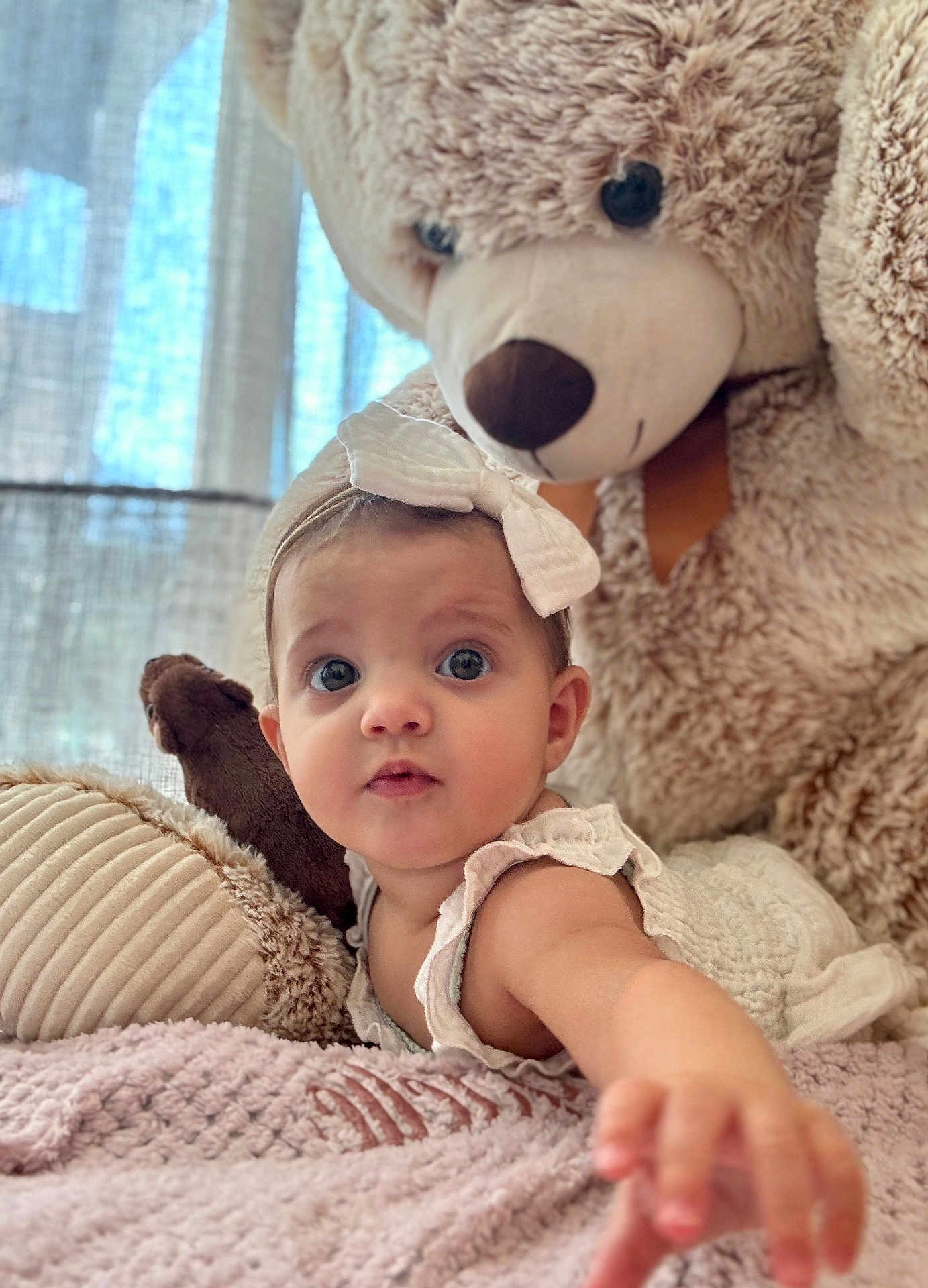 Abigaëlle participe au concours pour gagner de l'argent avec cette photo : baby, child, teddy_bear, plush_toy, blanket, headband, indoor, cute, portrait, soft_texture, reaching_hand, curious, infant, closeup, comfort, toy, smiling, childhood, home, warm