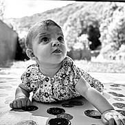 Abigaëlle participe au concours pour gagner de l'argent avec cette photo : baby, infant, child, portrait, outdoor, patterned_mat, curious, expression, black_and_white, close_up, face, hand, grass, nature, sunlight, clothing, short_sleeves, young, person, crawling