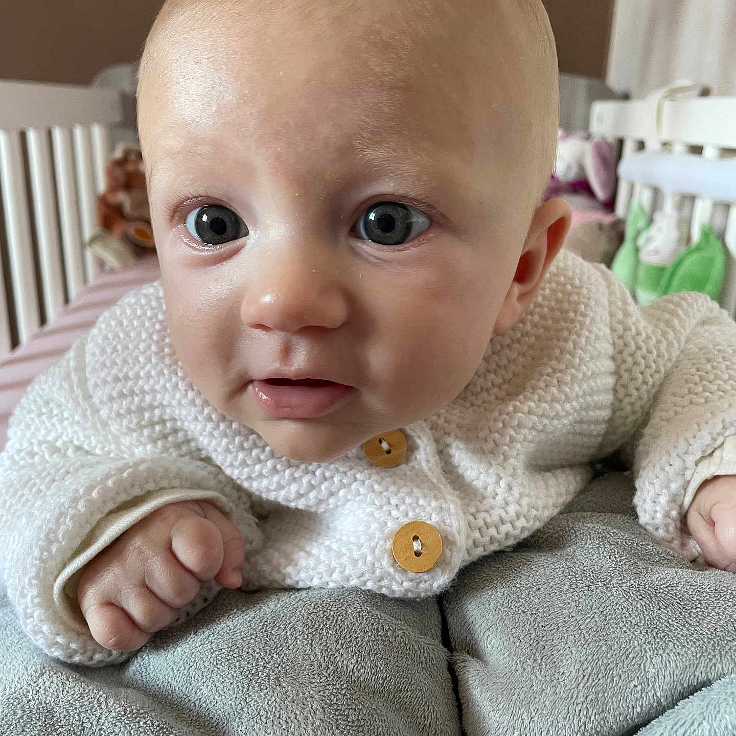 Athéna a rejoint le concours — aidez-le/la à gagner de superbes lots ! baby, biting, blanket, clothing, crawling, crib, face, frown, furniture, happy, head, infantbed, newborn, person, photography, portrait, sad, sitting, sleeve, smile