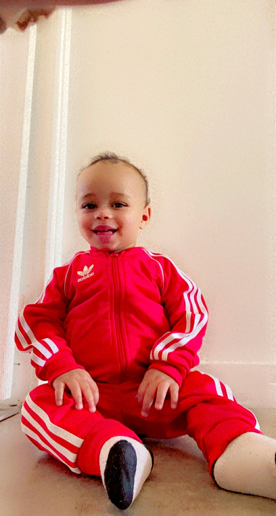 Thyam a rejoint le concours — aidez-le/la à gagner de superbes lots ! baby, baby_toddler_clothing, cheek, child, comfort, fun, happy, human_leg, joy, knee, magenta, outerwear, person, pink, sitting, skin, sleeve, smile, sock, t_shirt