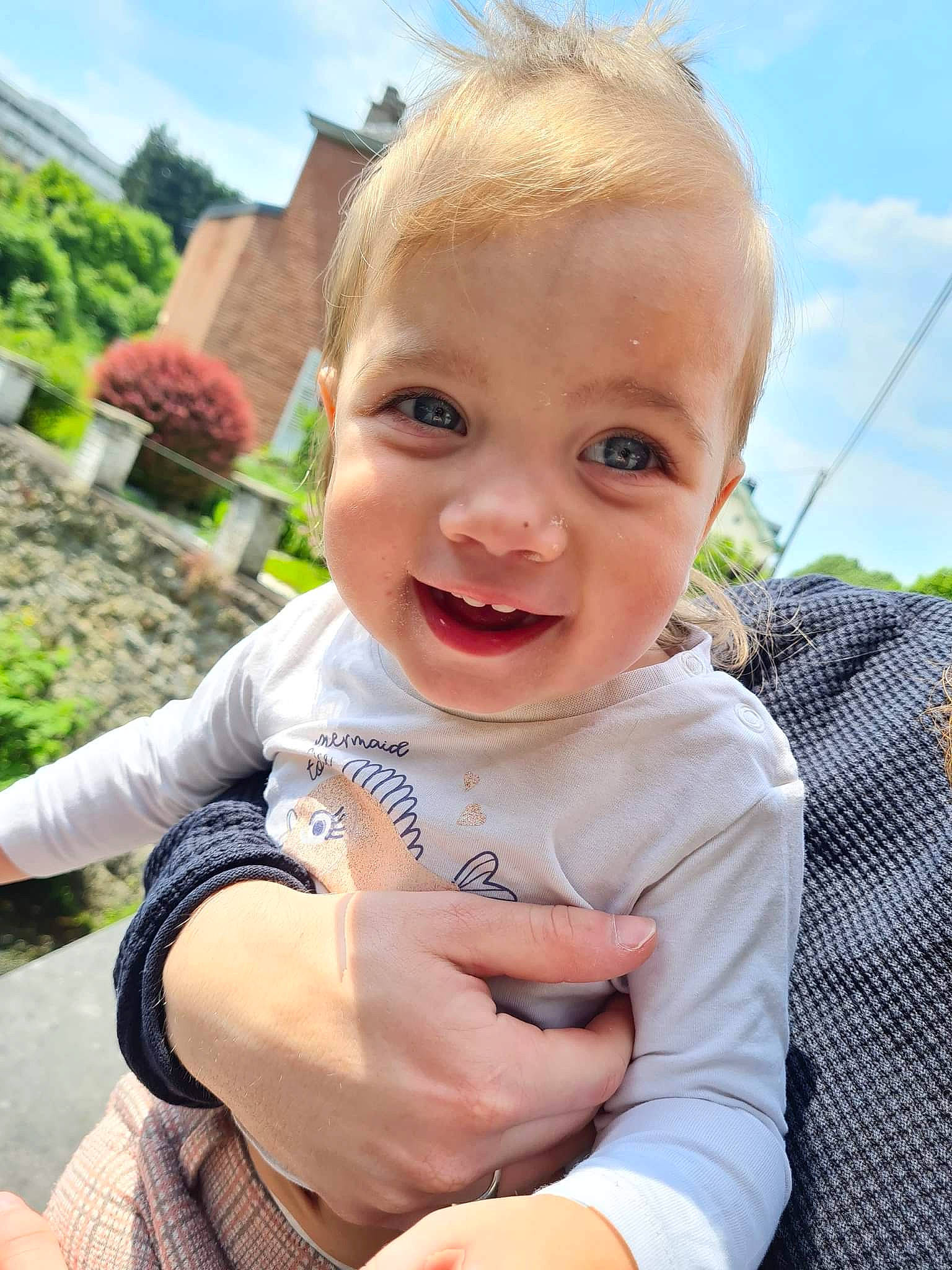 Joyce participe au concours pour gagner de l'argent avec cette photo : baby, baby_toddler_clothing, chin, cloud, eye, finger, fun, gesture, grass, hairstyle, happy, leisure, lip, people, people_in_nature, person, plant, skin, sky, smile