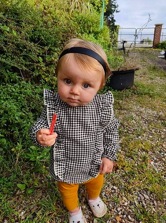 Mathilda participe au concours pour gagner de l'argent avec cette photo : baby, baby_toddler_clothing, child, cloud, garden, grass, pattern, people_in_nature, person, plaid, plant, sitting, sky, sleeve, soil, spring, tartan, terrestrial_plant, toddler, tree