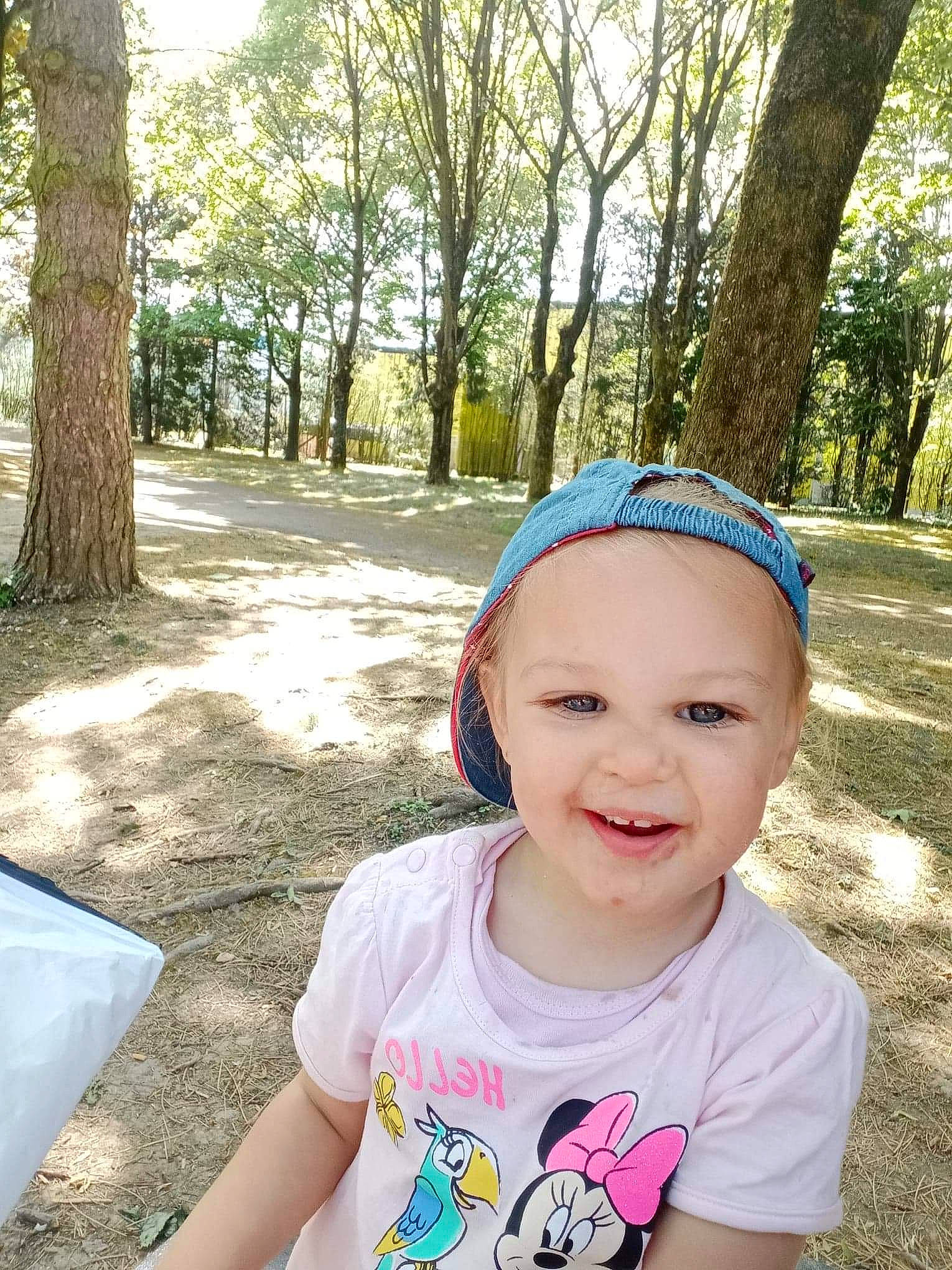 Elena a rejoint le concours — aidez-le/la à gagner de superbes lots ! baby_toddler_clothing, cap, child, cool, eyewear, fun, grass, happy, headwear, joy, leaf, leisure, people_in_nature, person, plant, public_space, recreation, sleeve, smile, sunlight