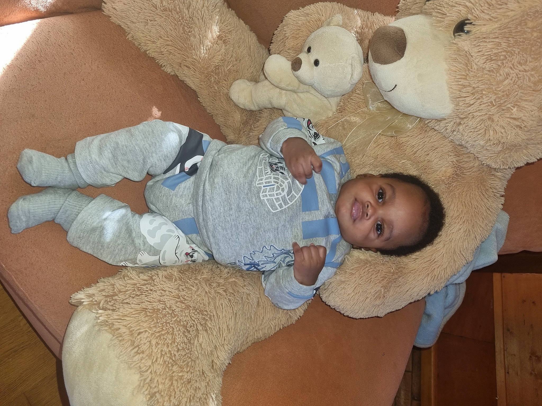 Pharell participe au concours pour gagner de l'argent avec cette photo : baby, baby_toddler_clothing, child, comfort, couch, elbow, eye, head, human_body, human_leg, knee, linens, person, skin, stuffed_toy, textile, thigh, toddler, toy, trunk