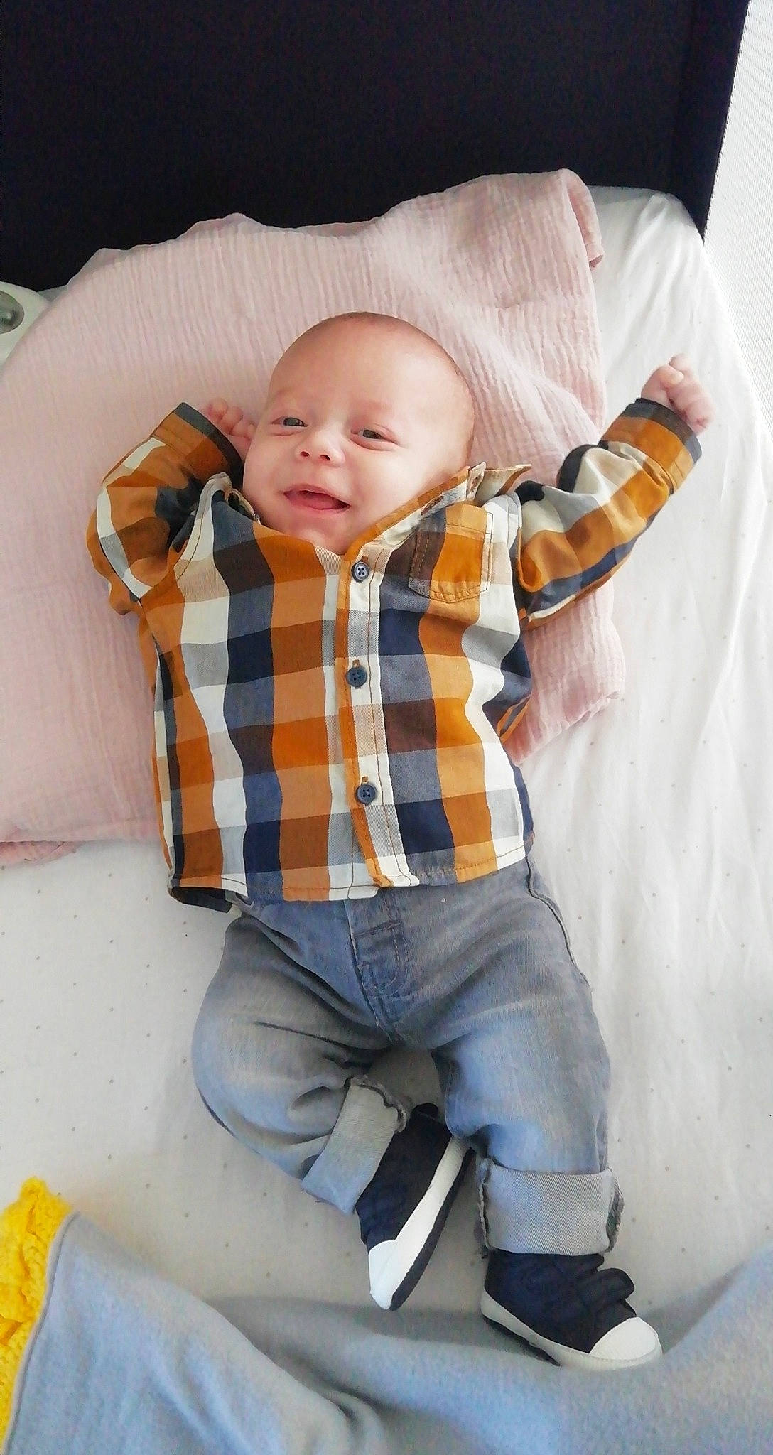 Lyad a rejoint le concours — aidez-le/la à gagner de superbes lots ! baby, baby_toddler_clothing, cheek, child, collar, comfort, dress_shirt, eye, face, happy, head, orange, outerwear, pattern, person, plaid, skin, sleeve, smile, tartan