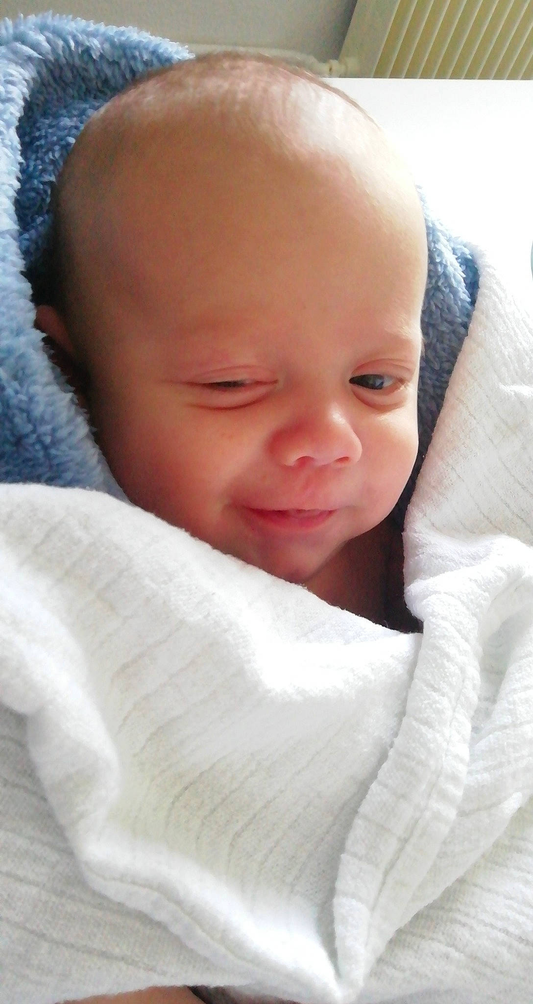 Lyad participe au concours pour gagner de l'argent avec cette photo : baby, baby_toddler_clothing, cheek, child, chin, close_up, comfort, eye, eyebrow, eyelash, finger, iris, linens, lip, neck, nose, person, skin, smile, thumb