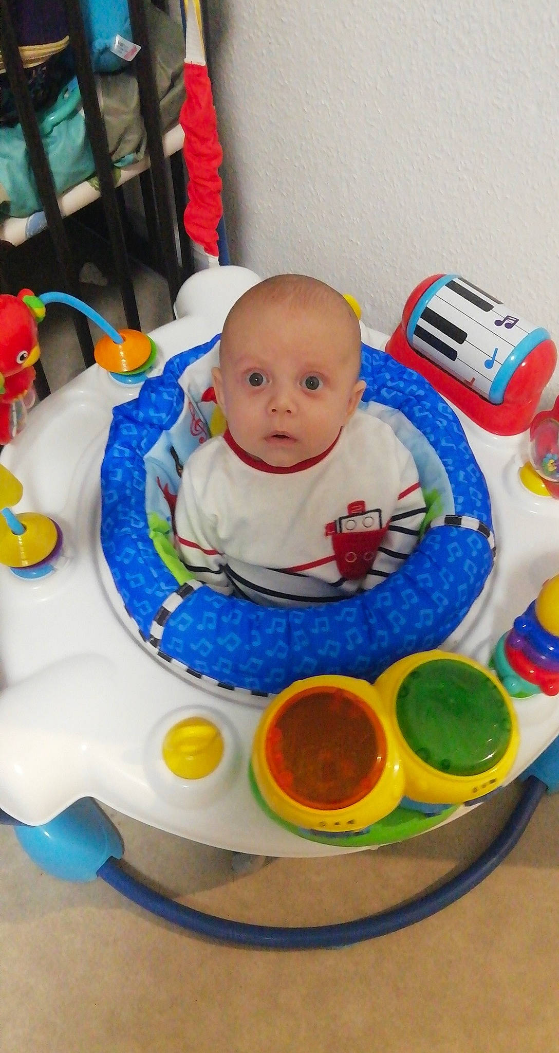 Lyad a rejoint le concours — aidez-le/la à gagner de superbes lots ! baby, baby_playing_with_toys, baby_products, baby_safety, baby_toddler_clothing, baby_toys, bib, chair, child, event, fun, person, plastic, play, room, sitting, surprise, toddler, toy