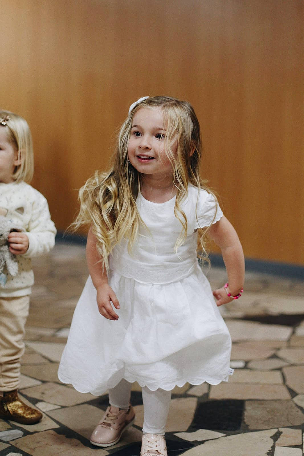 Louisa participe au concours pour gagner de l'argent avec cette photo : blond, bridal_clothing, ceremony, child, dress, event, fashion_design, flash_photography, flooring, formal_wear, fun, gesture, grass, happy, joy, person, portrait_photography, sandal, sitting, smile