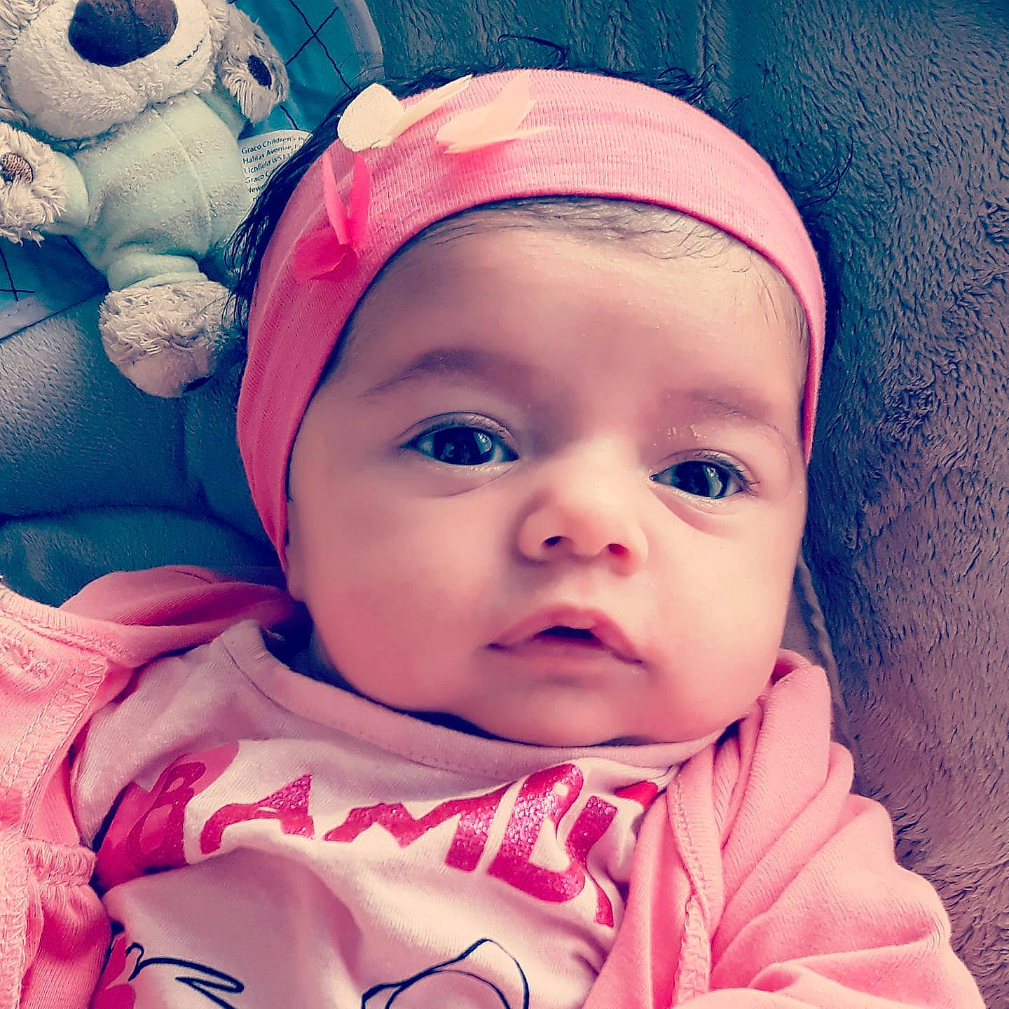 Illyana a rejoint le concours — aidez-le/la à gagner de superbes lots ! beauty, cheek, child, eye, face, forehead, girl, hair_accessory, head, headgear, human, infant, lip, mouth, nose, organ, person, pink, skin, smile