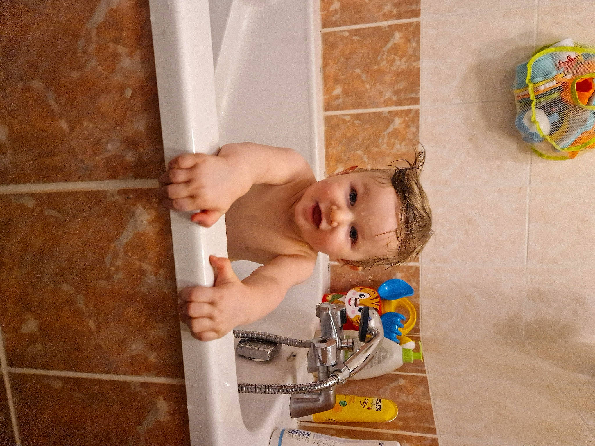 Léo a rejoint le concours — aidez-le/la à gagner de superbes lots ! art, baby, baby_products, barechested, bathing, ceiling, chest, child, elbow, flooring, fun, hardwood, paint, person, play, plumbing, room, smile, toddler, visual_arts