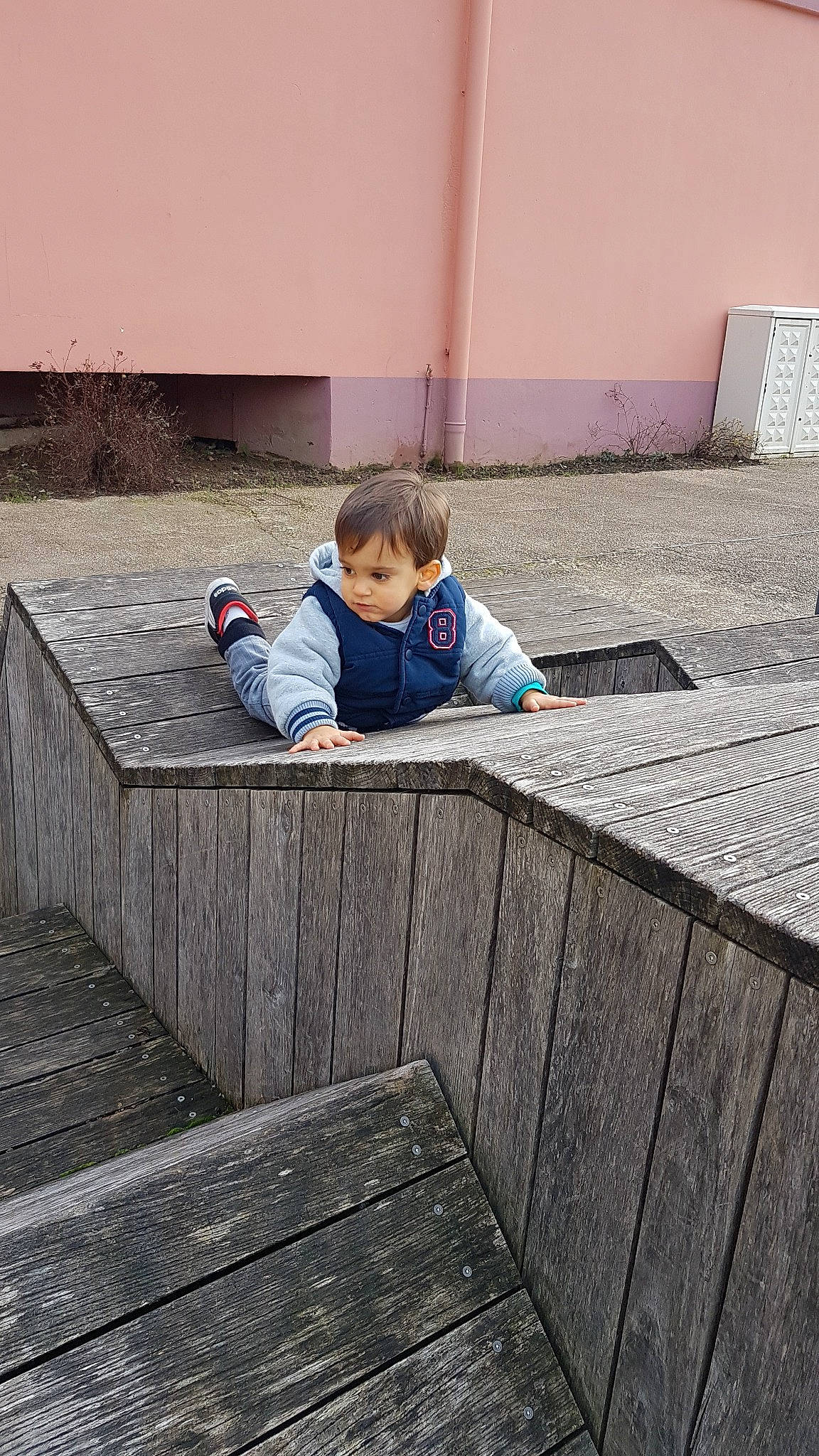 Theo participe au concours pour gagner de l'argent avec cette photo : child, concrete, flooring, leg, person, sitting, table, toddler, vacation, wood