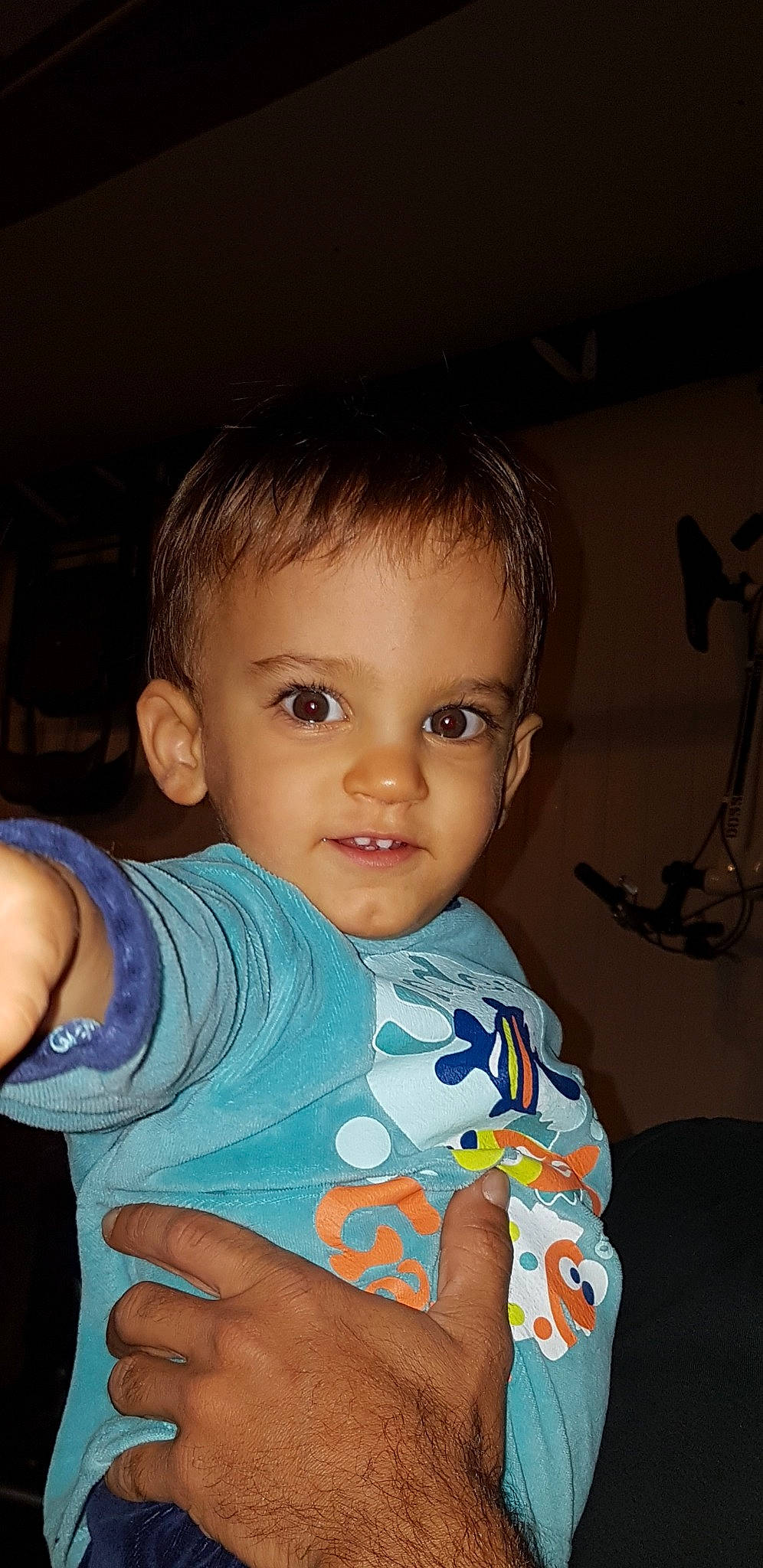 Theo a rejoint le concours — aidez-le/la à gagner de superbes lots ! arm, baby, cheek, child, chin, eye, face, finger, forehead, fun, head, iris, lip, mouth, muscle, neck, nose, person, skin, smile