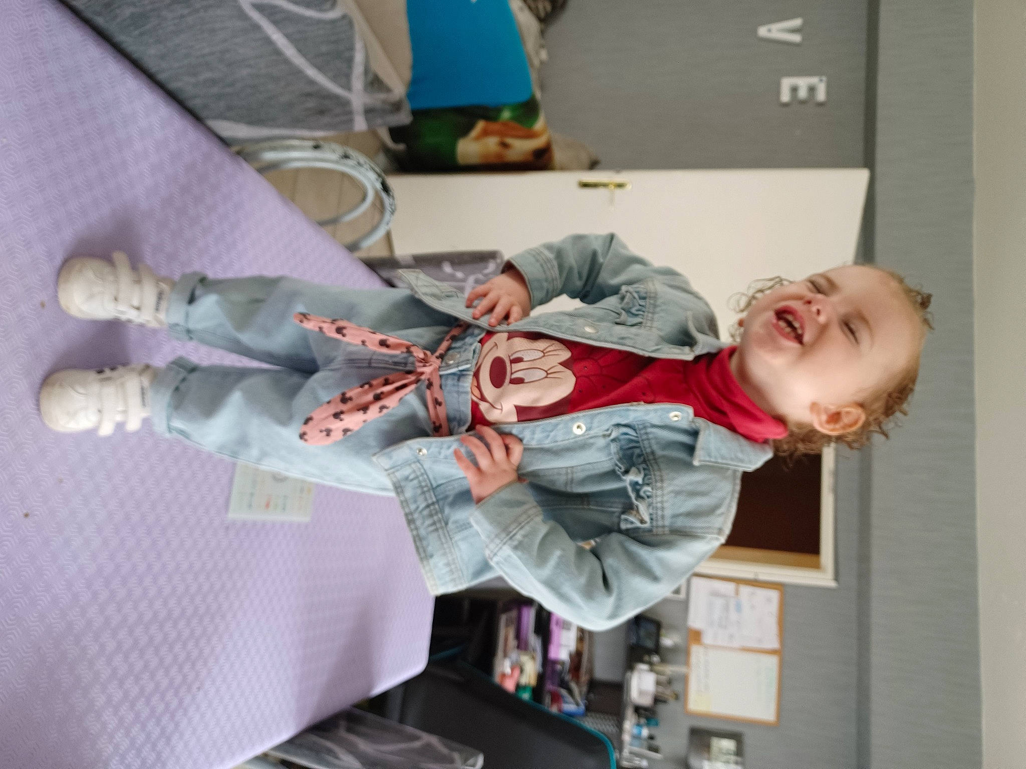Naomi participe au concours pour gagner de l'argent avec cette photo : carmine, child, elbow, electric_guitar, fun, music, musical_instrument, musician, pattern, person, plant, plucked_string_instruments, room, smile, string_instrument, string_instrument_accessory, toddler