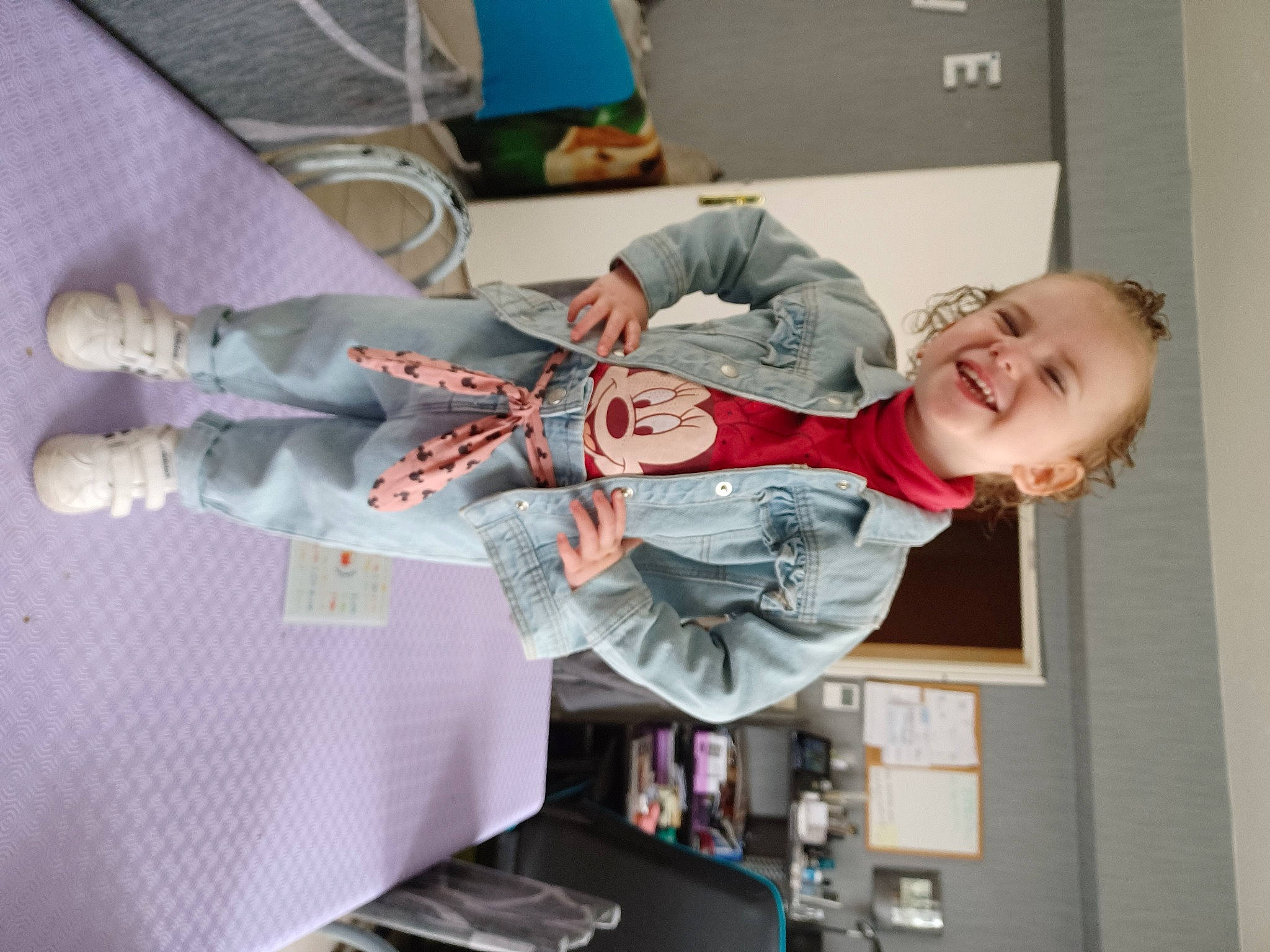 Naomi a rejoint le concours — aidez-le/la à gagner de superbes lots ! artist, carmine, child, electric_guitar, fun, guitar_accessory, joy, music, musical_instrument, pattern, person, plucked_string_instruments, room, smile, string_instrument, string_instrument_accessory, t_shirt