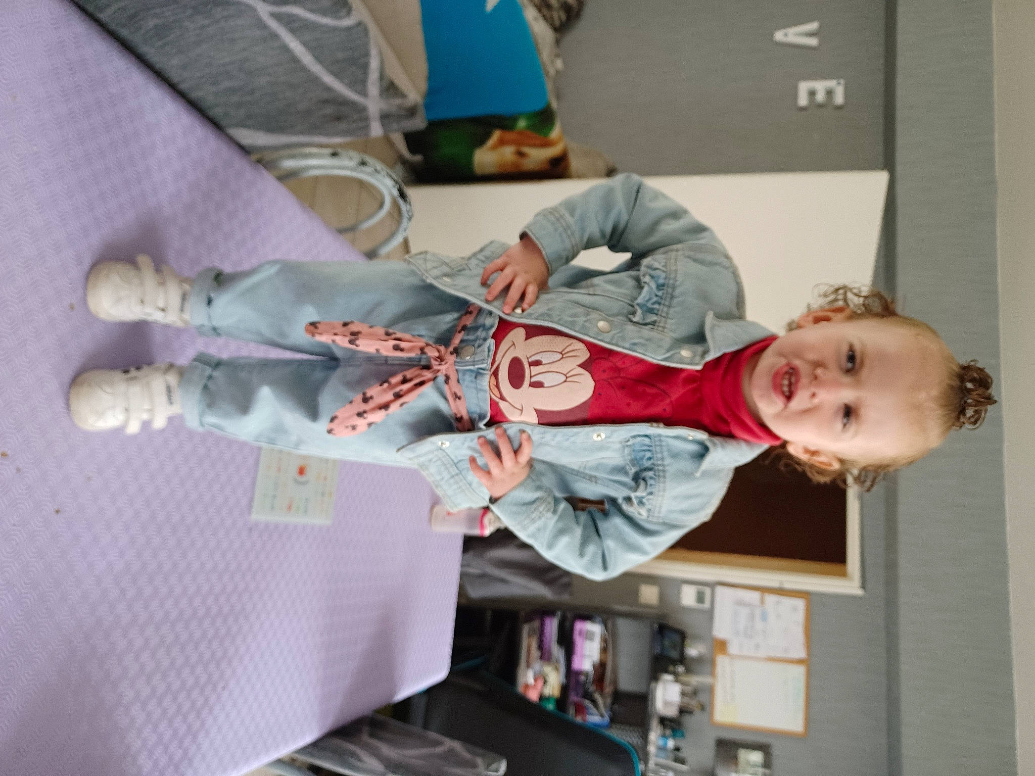 Naomi participe au concours pour gagner de l'argent avec cette photo : baby, carmine, child, costume, elbow, event, fun, musical_instrument, person, room, toddler