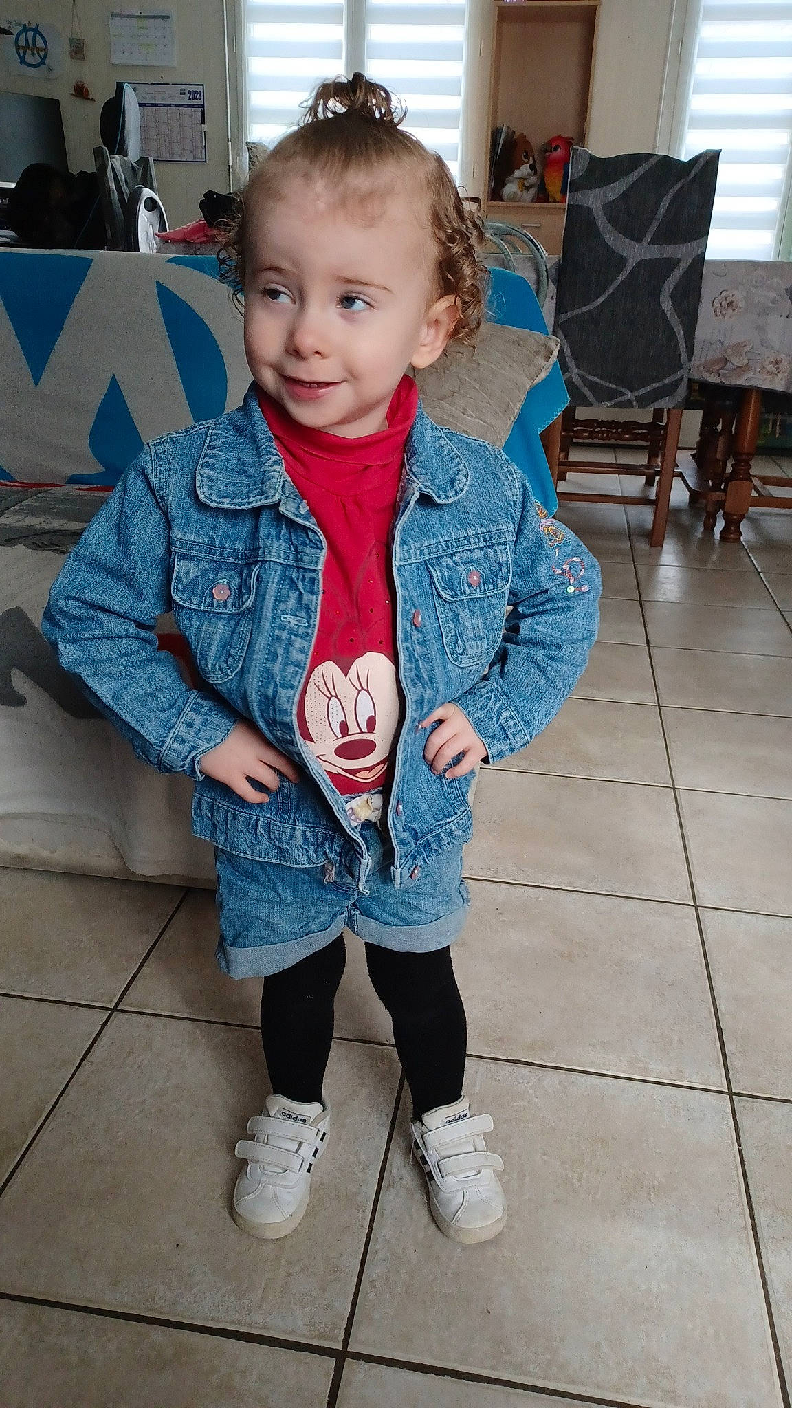 Naomi participe au concours pour gagner de l'argent avec cette photo : baby_toddler_clothing, chair, child, electric_blue, event, eye, face, fashion_design, flooring, fun, fur, furniture, hair, happy, head, person, sitting, sleeve, t_shirt, toddler