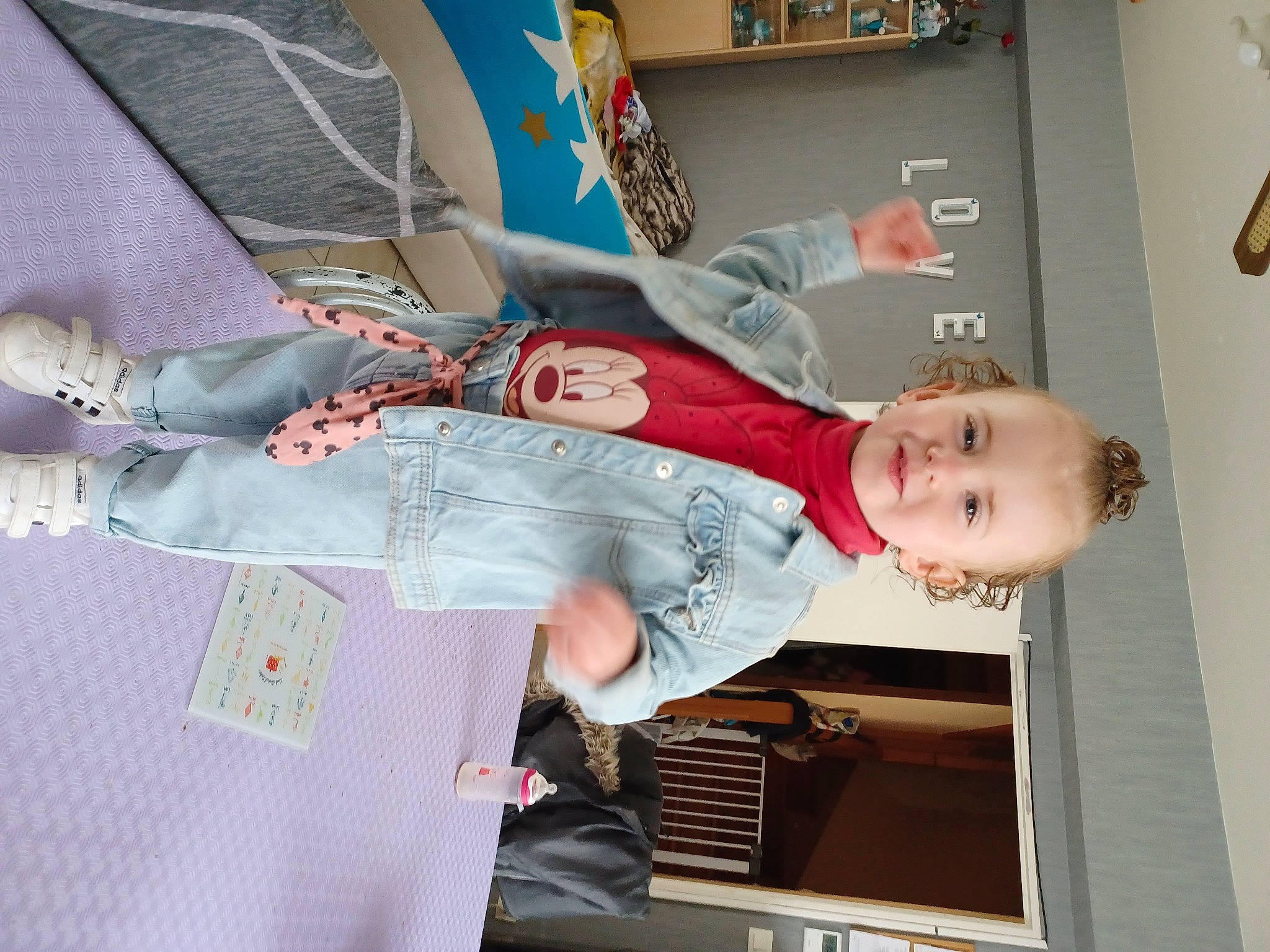 Naomi a rejoint le concours — aidez-le/la à gagner de superbes lots ! child, fun, joy, pattern, person, room, smile, t_shirt, toddler, visual_arts