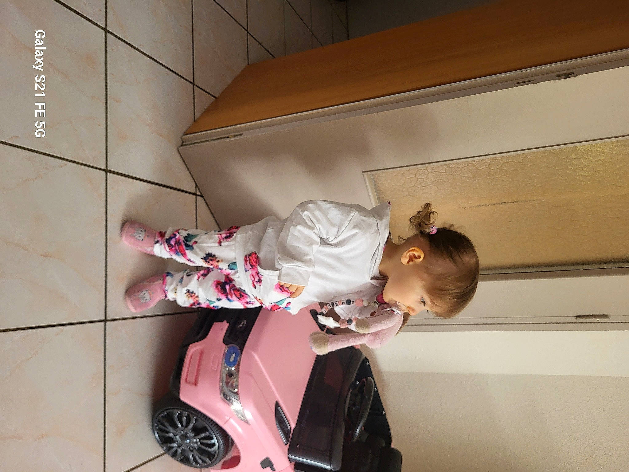 Amélia a rejoint le concours — aidez-le/la à gagner de superbes lots ! automotive_design, automotive_exterior, baby, baby_toddler_clothing, carmine, ceiling, child, cleanliness, comfort, flooring, fun, person, room, tile_flooring, tire, toddler, vehicle, wheel