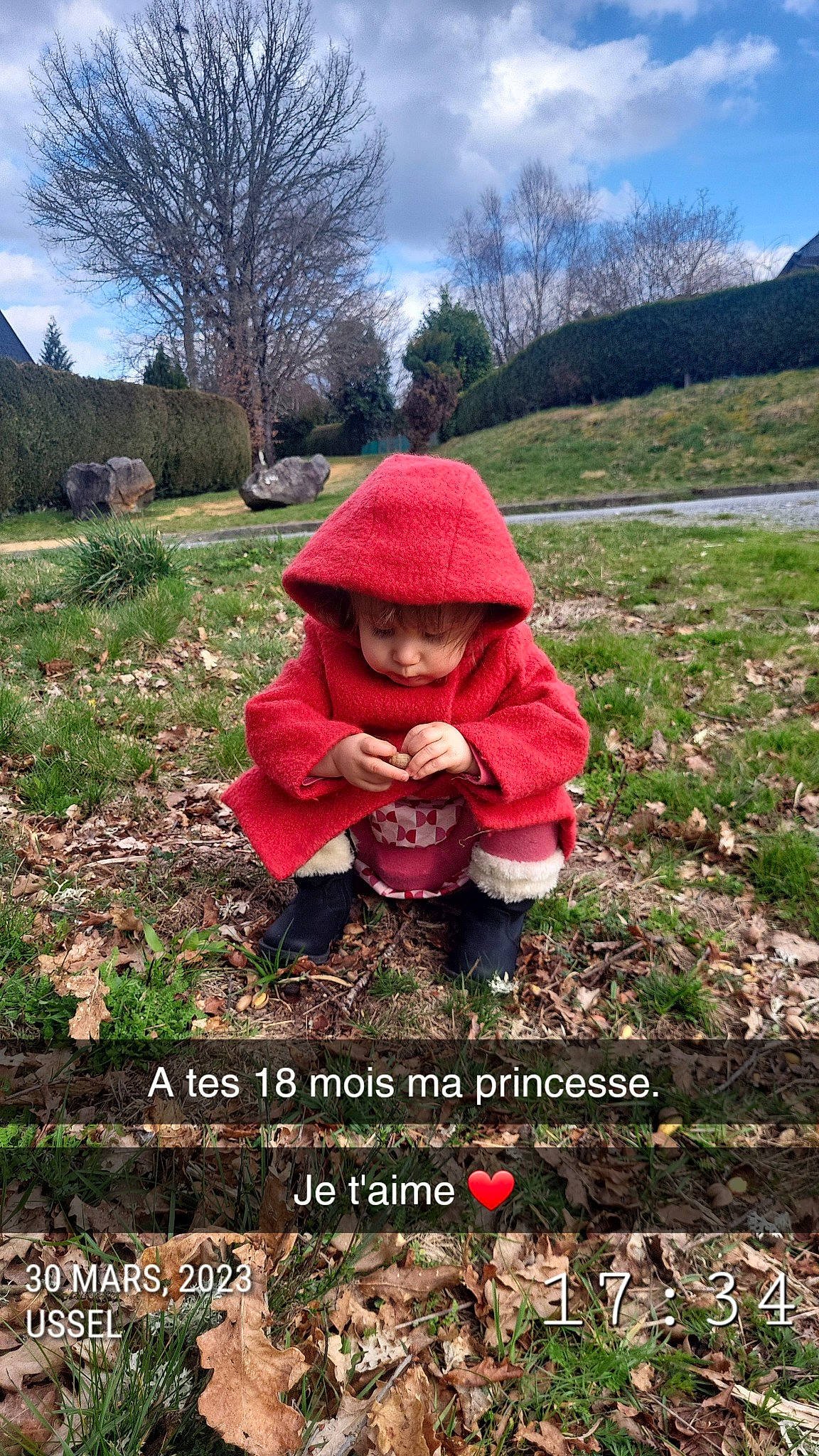Amélia participe au concours pour gagner de l'argent avec cette photo : agriculture, cap, cloud, farmer, grass, grass_family, grassland, groundcover, happy, headwear, jacket, landscape, lawn, natural_foods, natural_landscape, nature, people_in_nature, person, plant, sky