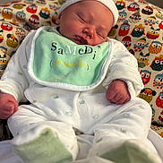 Malo a rejoint le concours — aidez-le/la à gagner de superbes lots ! baby, bib, child, clothing, colorful, cozy, cushion, cute, face, hat, indoors, infant, newborn, owl_pattern, pajamas, peaceful, portrait, resting, sleeping, soft