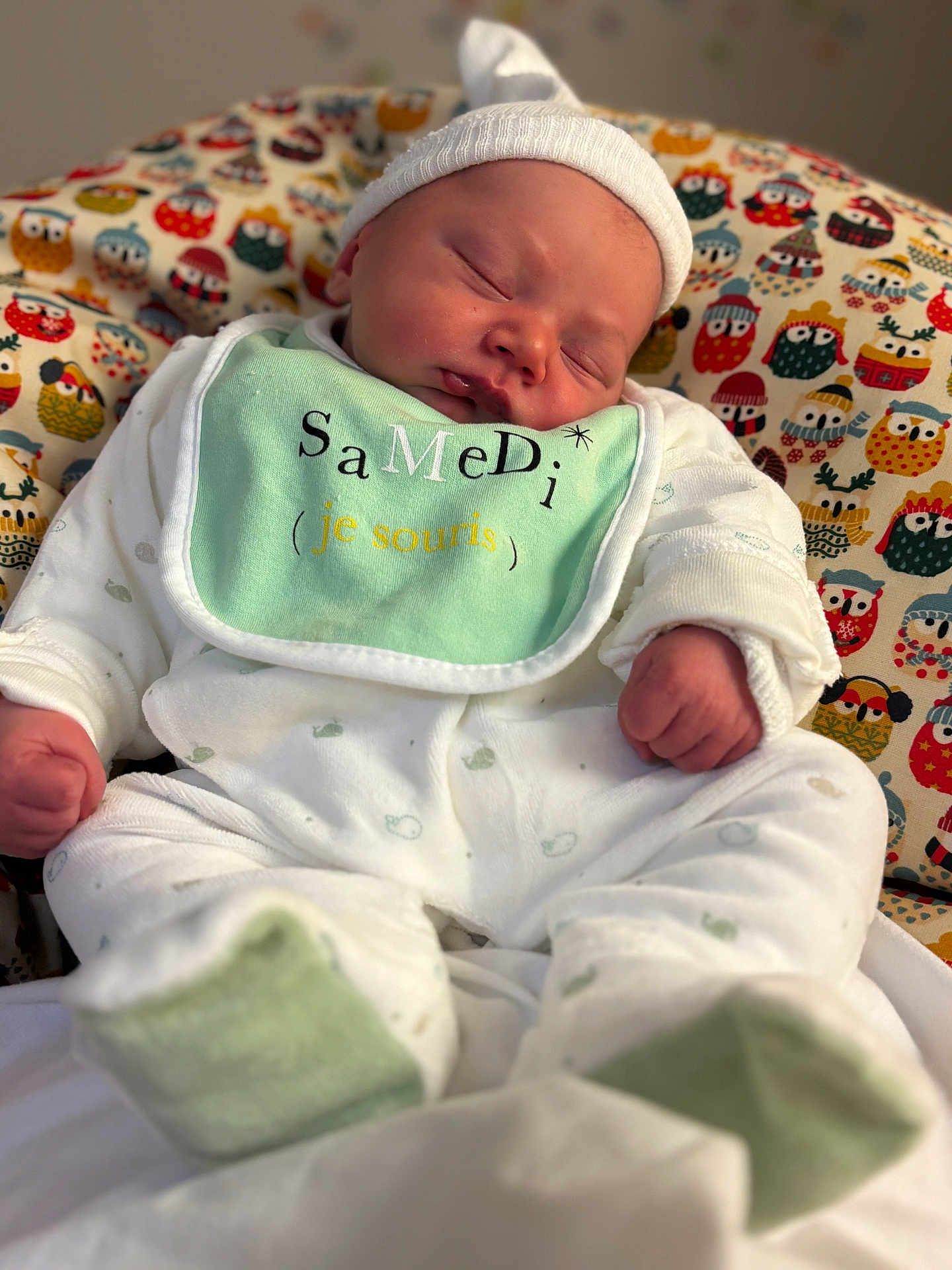 Malo a rejoint le concours — aidez-le/la à gagner de superbes lots ! baby, bib, child, clothing, colorful, cozy, cushion, cute, face, hat, indoors, infant, newborn, owl_pattern, pajamas, peaceful, portrait, resting, sleeping, soft