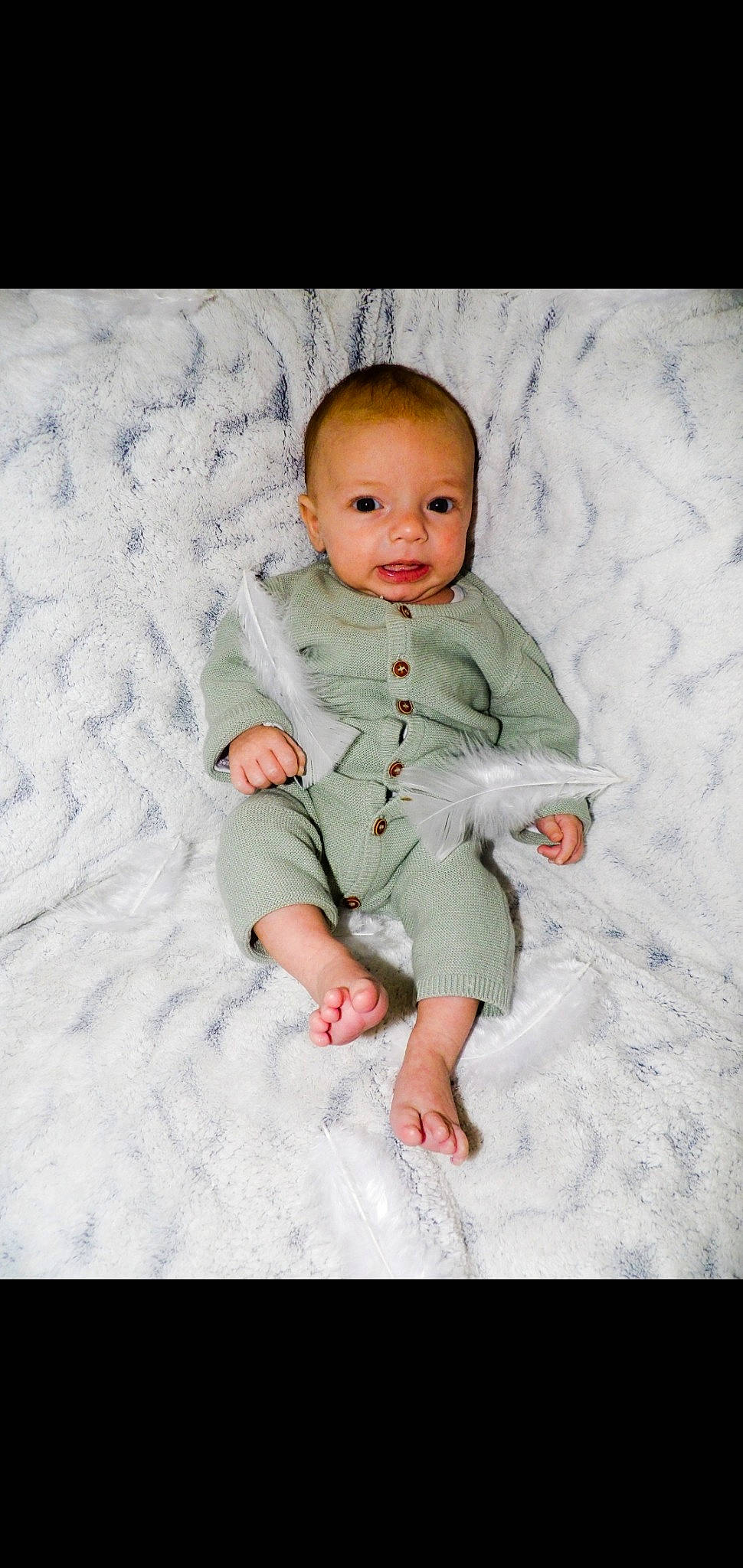 Yssam a rejoint le concours — aidez-le/la à gagner de superbes lots ! baby, baby_toddler_clothing, cheek, child, comfort, finger, flash_photography, flooring, foot, gesture, happy, iris, linens, pattern, people_in_nature, person, portrait_photography, sitting, sleeve, thumb