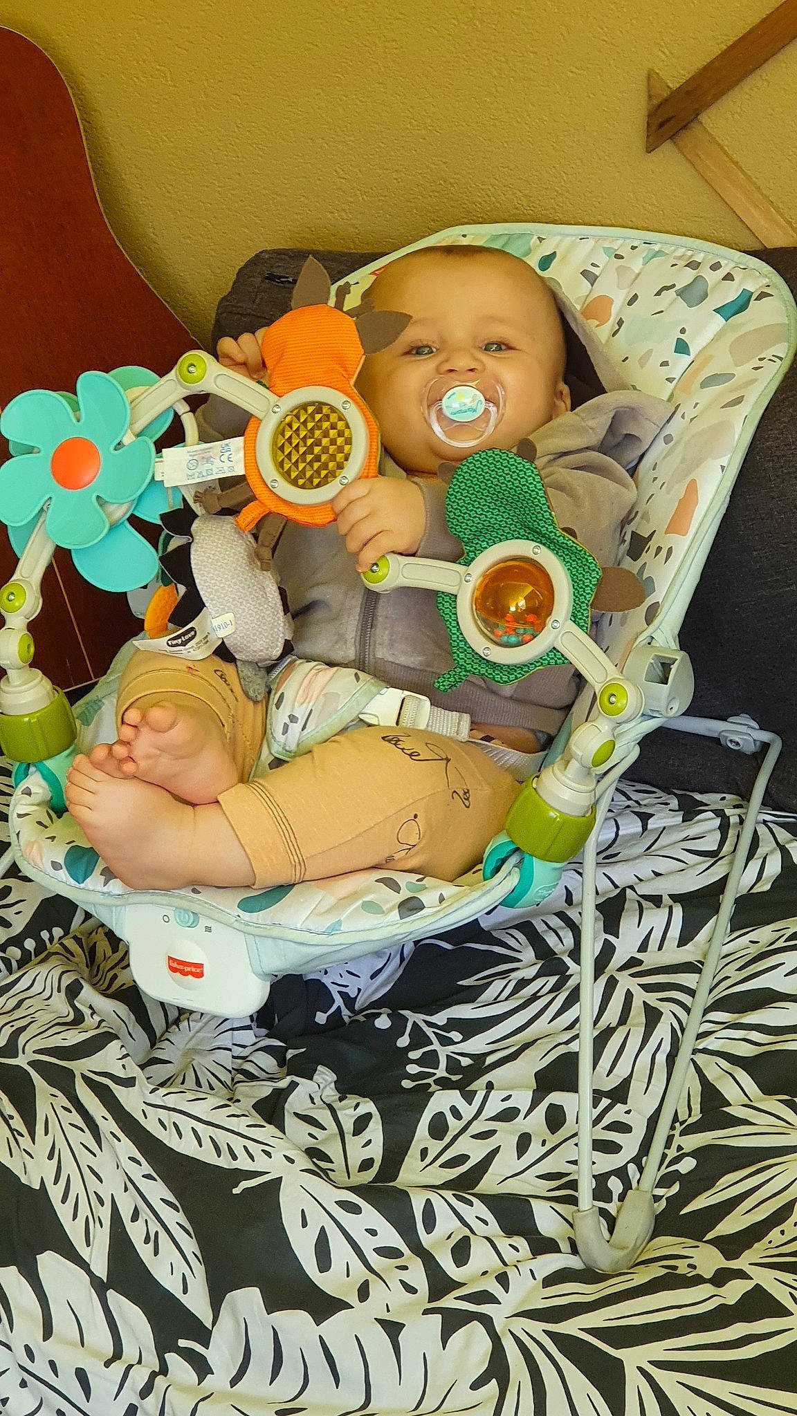 James participe au concours pour gagner de l'argent avec cette photo : art, baby, baby_products, baby_toddler_clothing, basket, child, comfort, fashion_accessory, happy, illustration, linens, paper, paper_product, pattern, person, room, scrapbooking, stuffed_toy, toddler, visual_arts