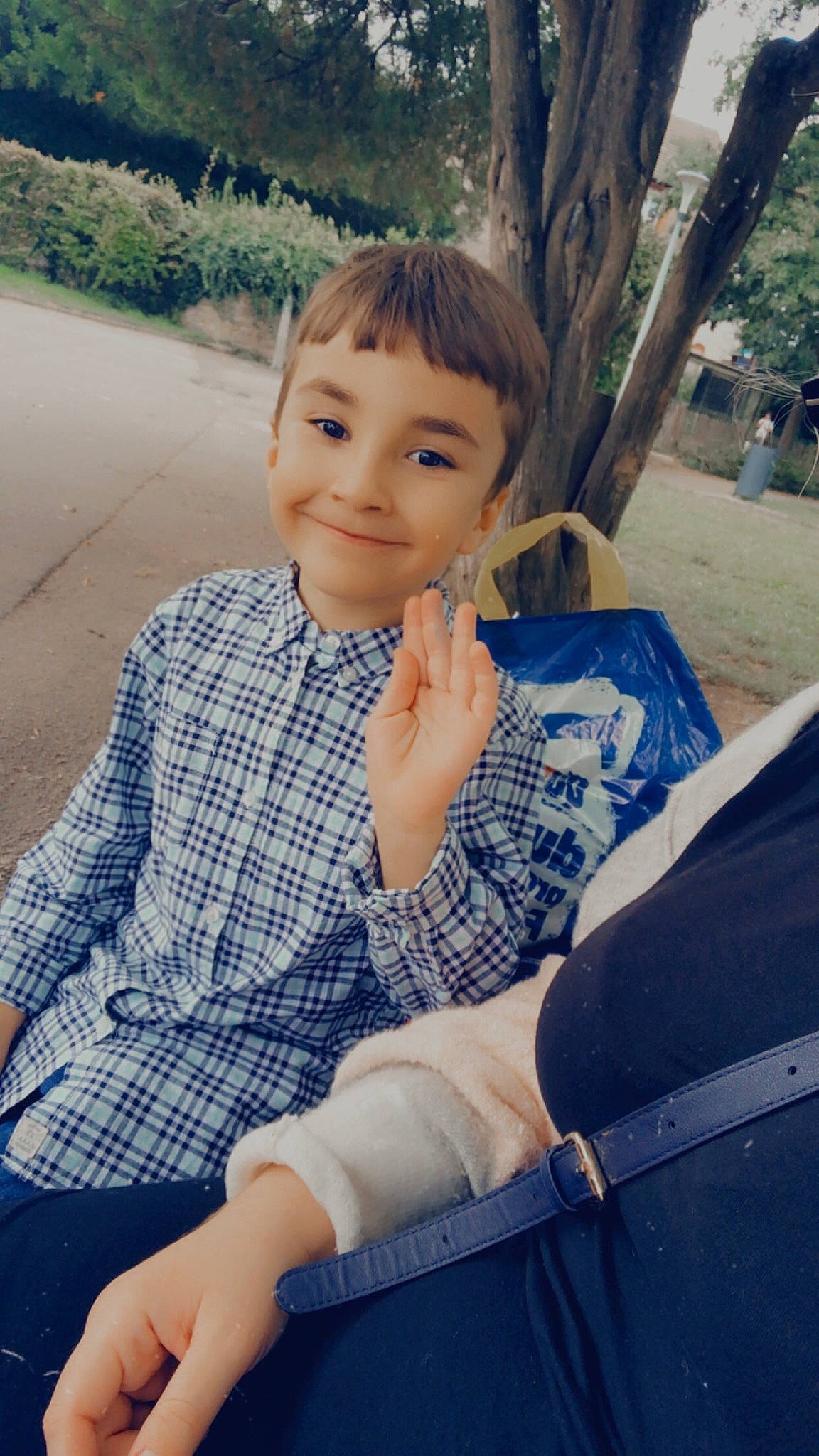 Amir Amri a rejoint le concours — aidez-le/la à gagner de superbes lots ! black_hair, blue, chin, cool, facial_expression, fun, grass, hairstyle, happy, head, joy, leisure, people_in_nature, person, plant, shoulder, skin, smile, standing, toddler