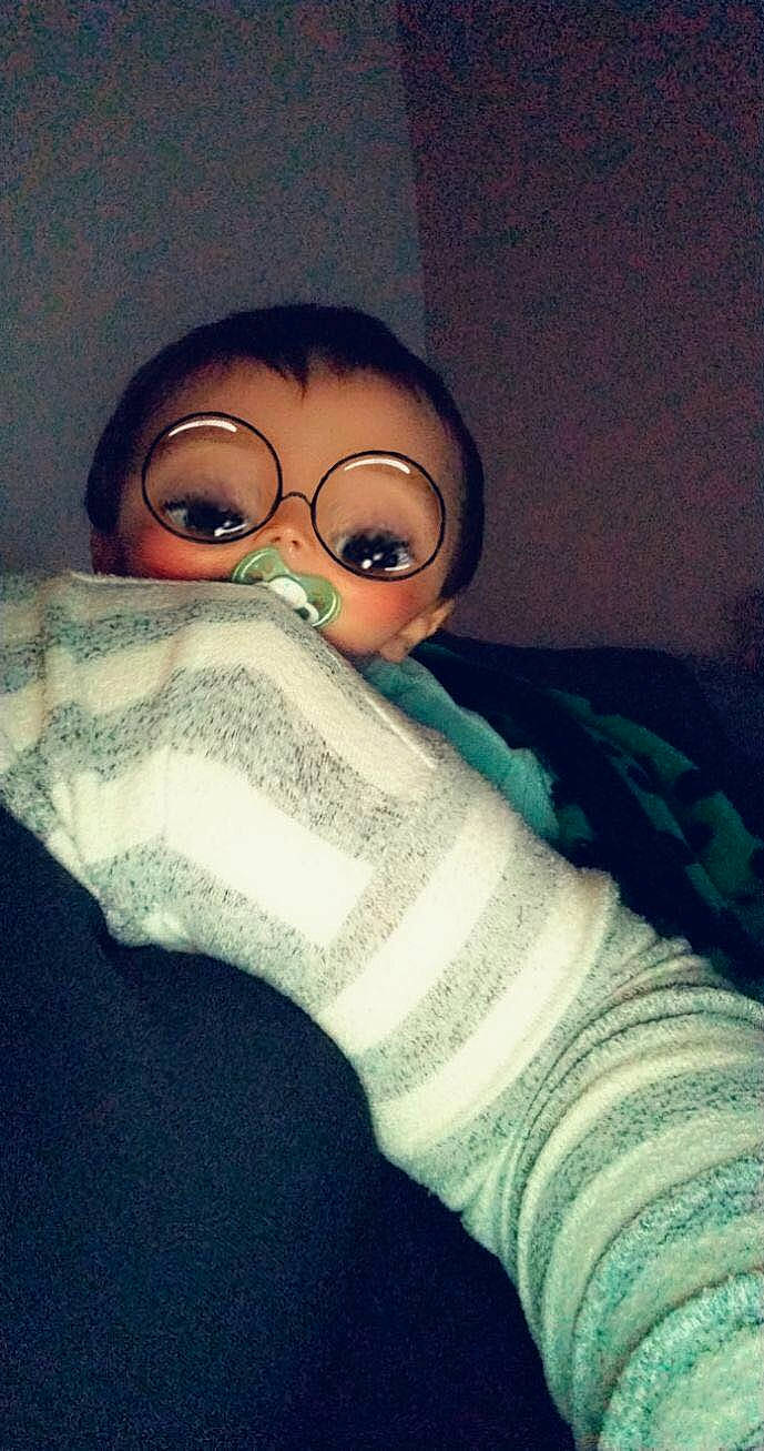 Amir Amri participe au concours pour gagner de l'argent avec cette photo : audio_equipment, electric_blue, eyelash, eyewear, facial_hair, fashion_accessory, finger, gesture, head, human_body, human_leg, jaw, nail, neck, person, personal_protective_equipment, selfie, shoulder, thumb, vision_care