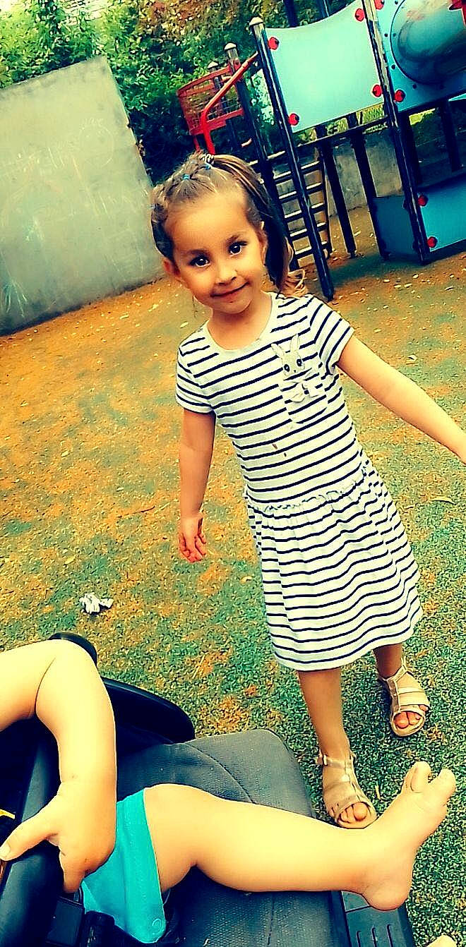 Mayssa participe au concours pour gagner de l'argent avec cette photo : blue, eye, facial_expression, flash_photography, hairstyle, hand, happy, human, human_body, joint, joy, leg, neck, organ, people_in_nature, person, photograph, shoe, shoulder, skin