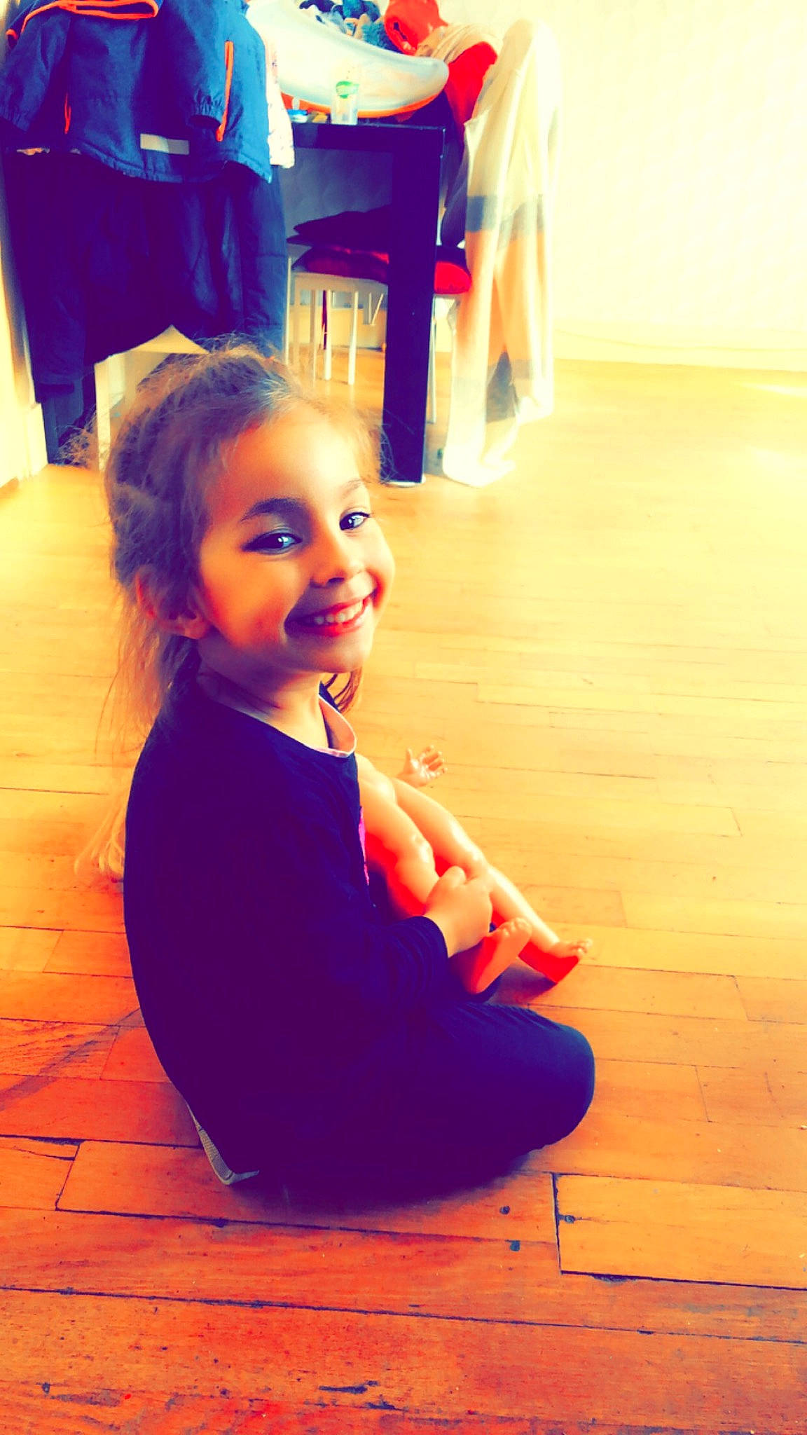 Mayssa a rejoint le concours — aidez-le/la à gagner de superbes lots ! electric_blue, facial_expression, floor, flooring, fun, happy, hardwood, human_leg, joy, laminate_flooring, leisure, long_hair, performing_arts, person, shoulder, sitting, smile, sportswear, thigh, toddler